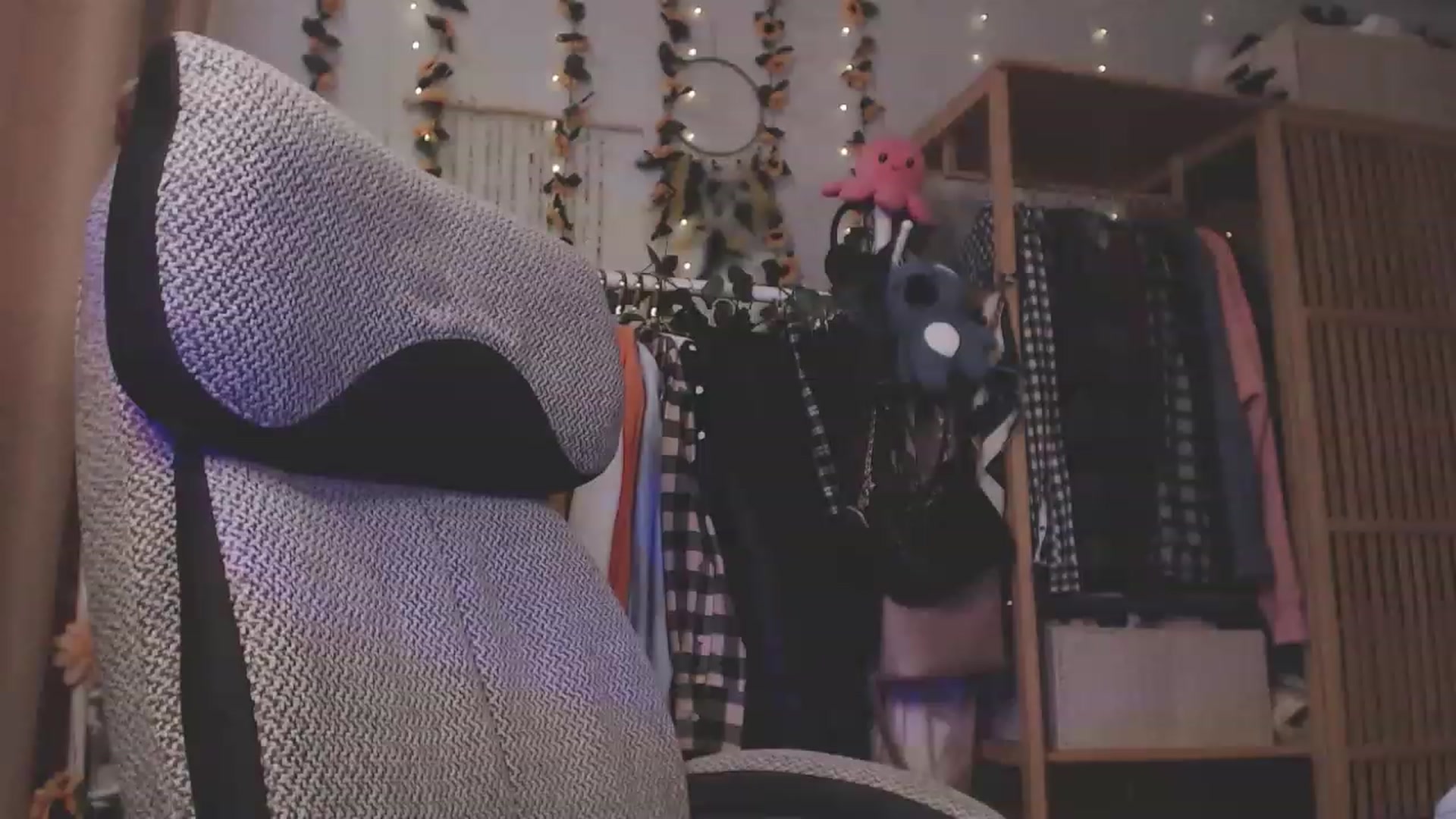 Gallery image thumbnail from KellyAsian's myfreecams stream on, 03/30/2023, 08:49 image 9 of 20