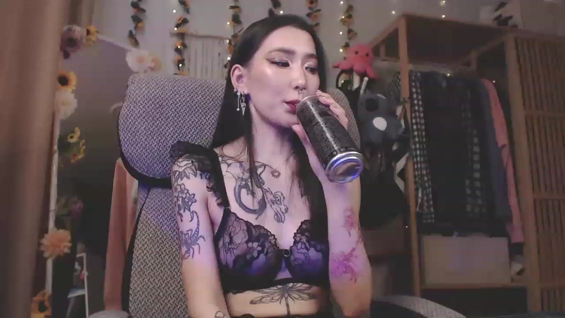 Gallery image thumbnail from KellyAsian's myfreecams stream on, 03/30/2023, 08:49 image 13 of 20