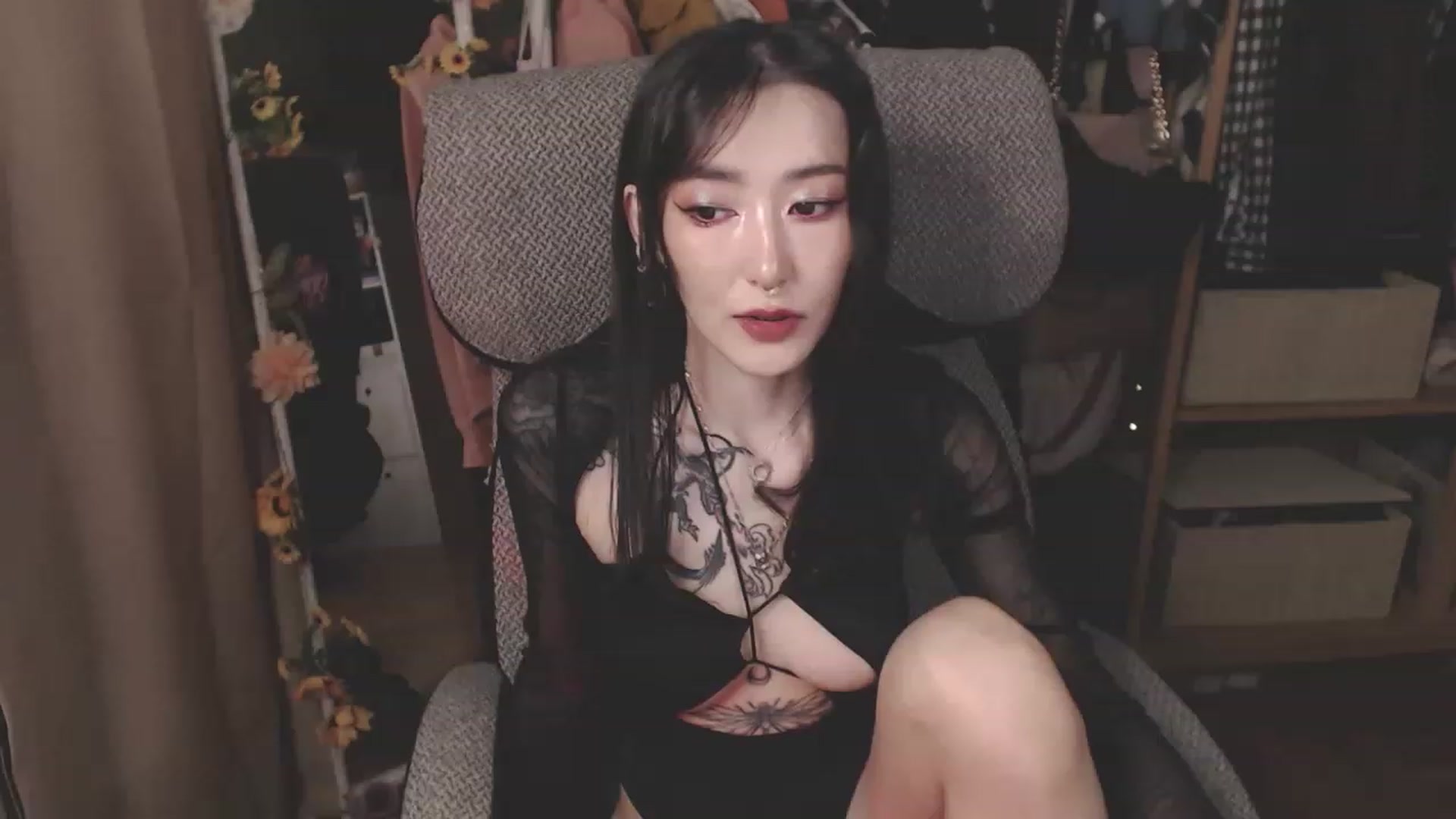 Gallery image thumbnail from KellyAsian's myfreecams stream on, 04/03/2023, 14:41 image 16 of 20