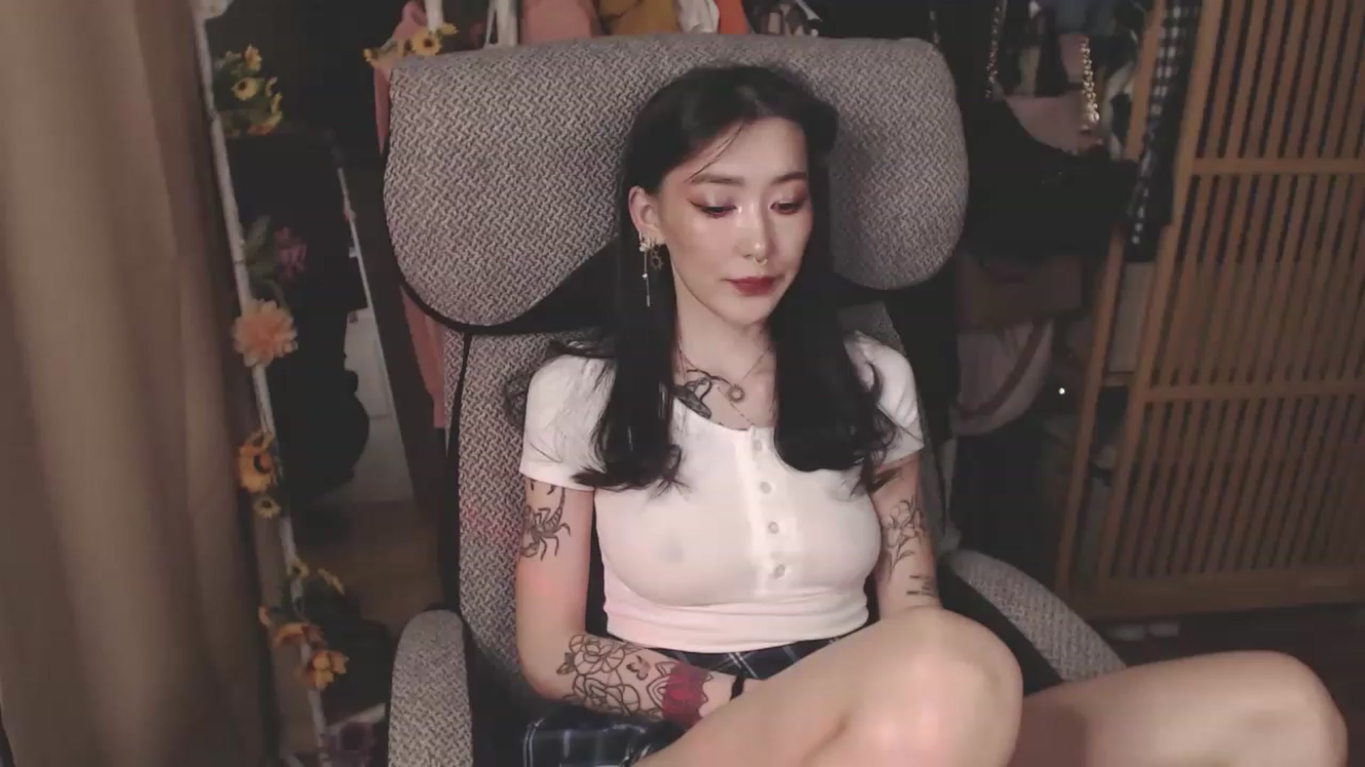 Gallery image thumbnail from KellyAsian's myfreecams stream on, 04/03/2023, 14:41 image 20 of 20