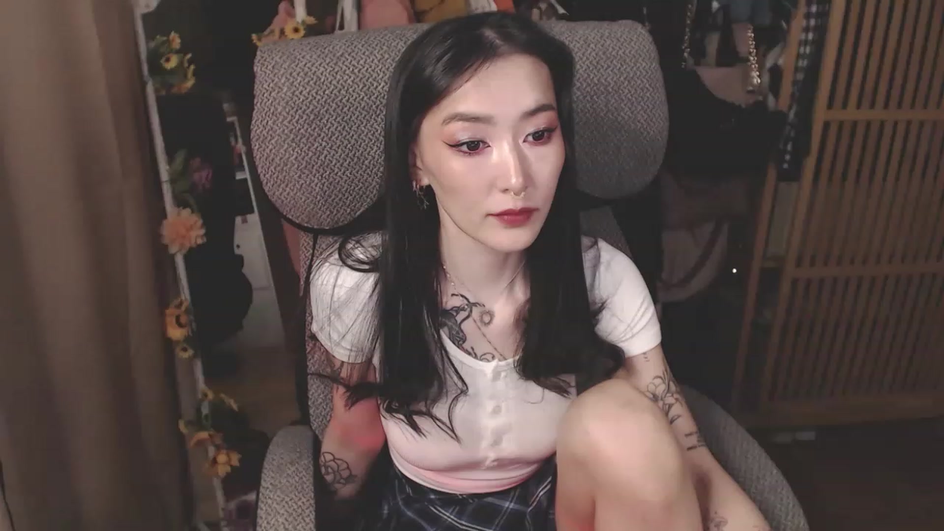 Gallery image thumbnail from KellyAsian's myfreecams stream on, 04/03/2023, 14:41 image 18 of 20