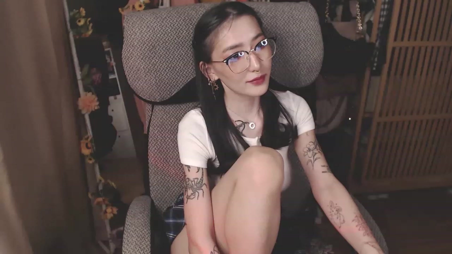 Gallery image thumbnail from KellyAsian's myfreecams stream on, 04/03/2023, 17:05 image 15 of 20