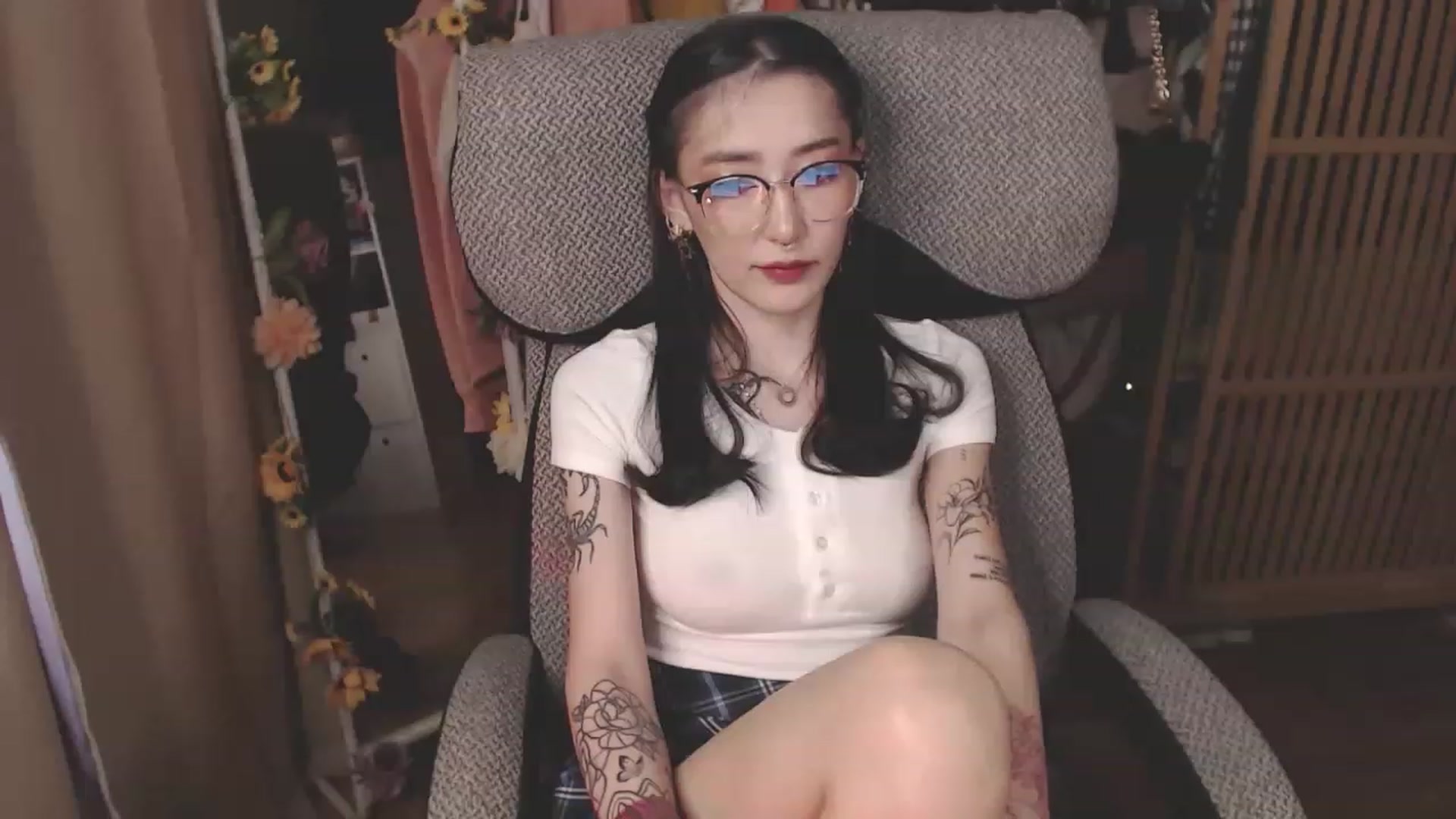 Gallery image thumbnail from KellyAsian's myfreecams stream on, 04/03/2023, 17:05 image 3 of 20