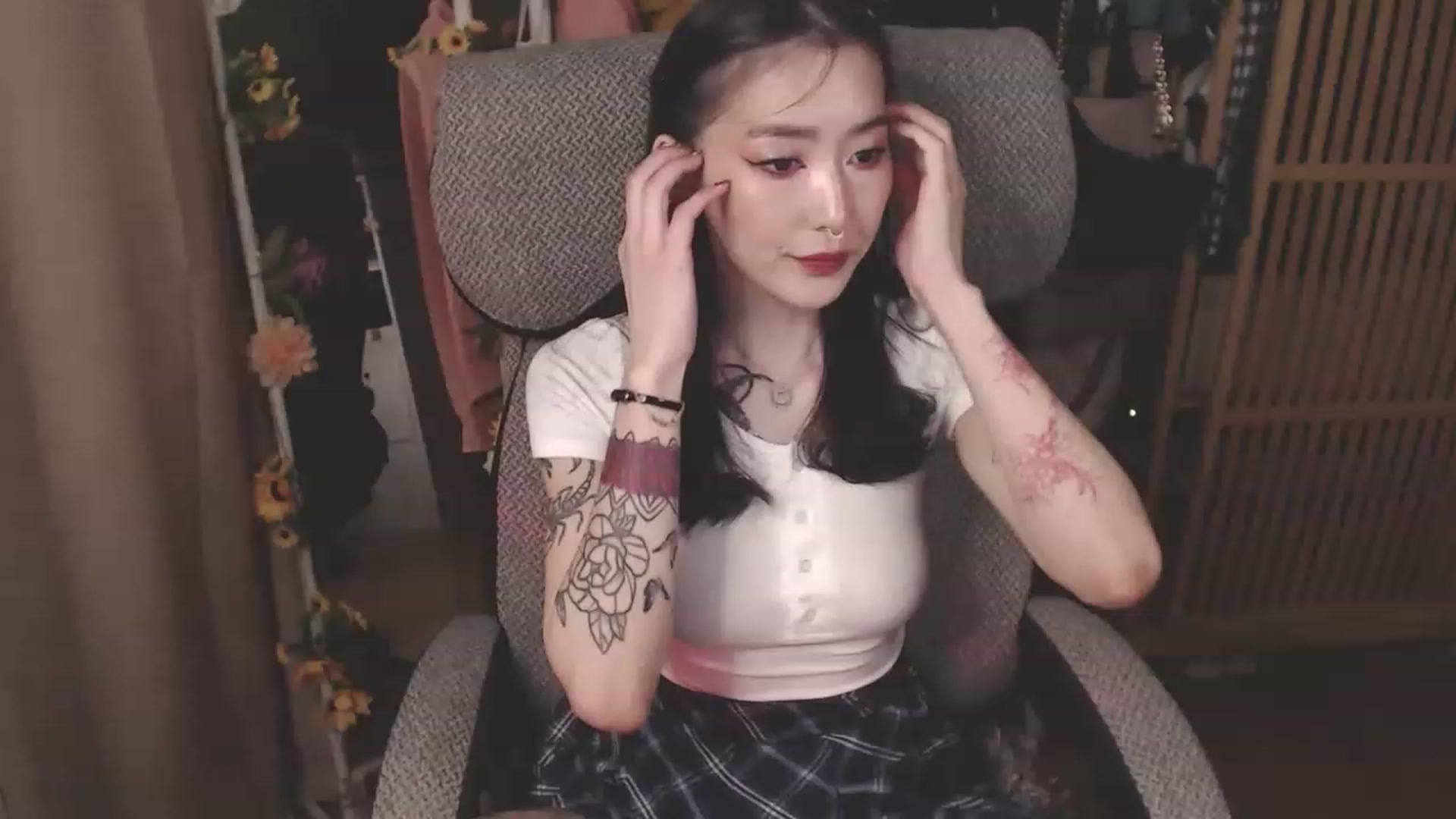 Gallery image thumbnail from KellyAsian's myfreecams stream on, 04/03/2023, 17:05 image 1 of 20