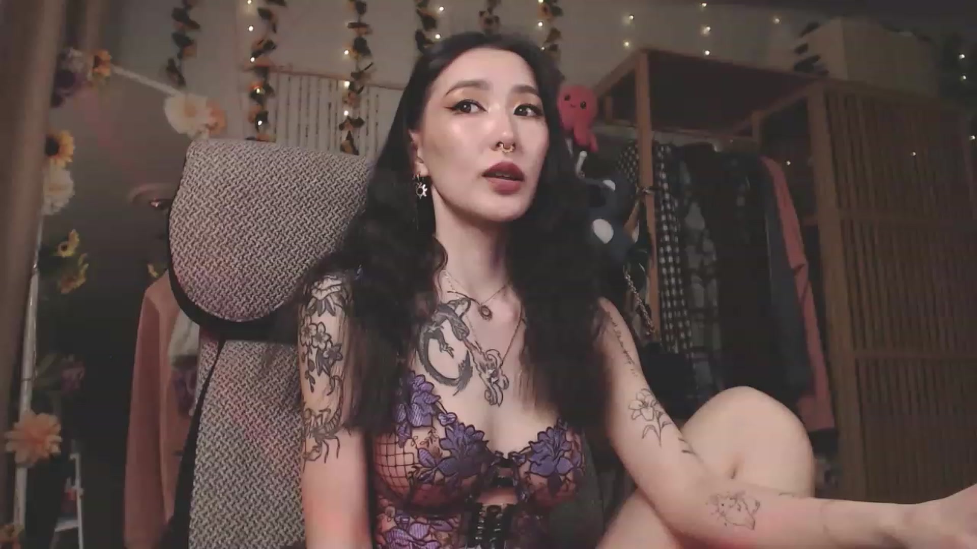 Gallery image thumbnail from KellyAsian's myfreecams stream on, 04/08/2023, 16:09 image 15 of 20