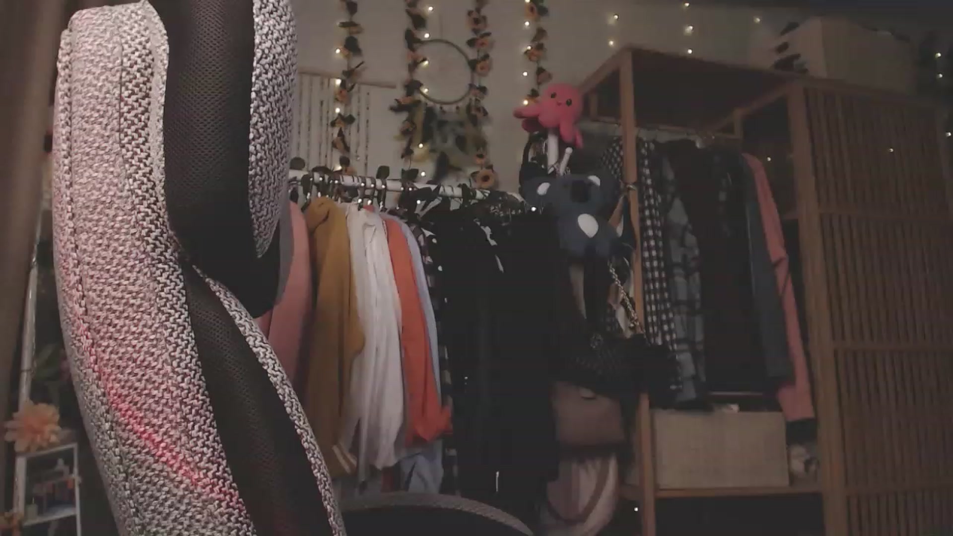 Gallery image thumbnail from KellyAsian's myfreecams stream on, 04/08/2023, 16:09 image 13 of 20
