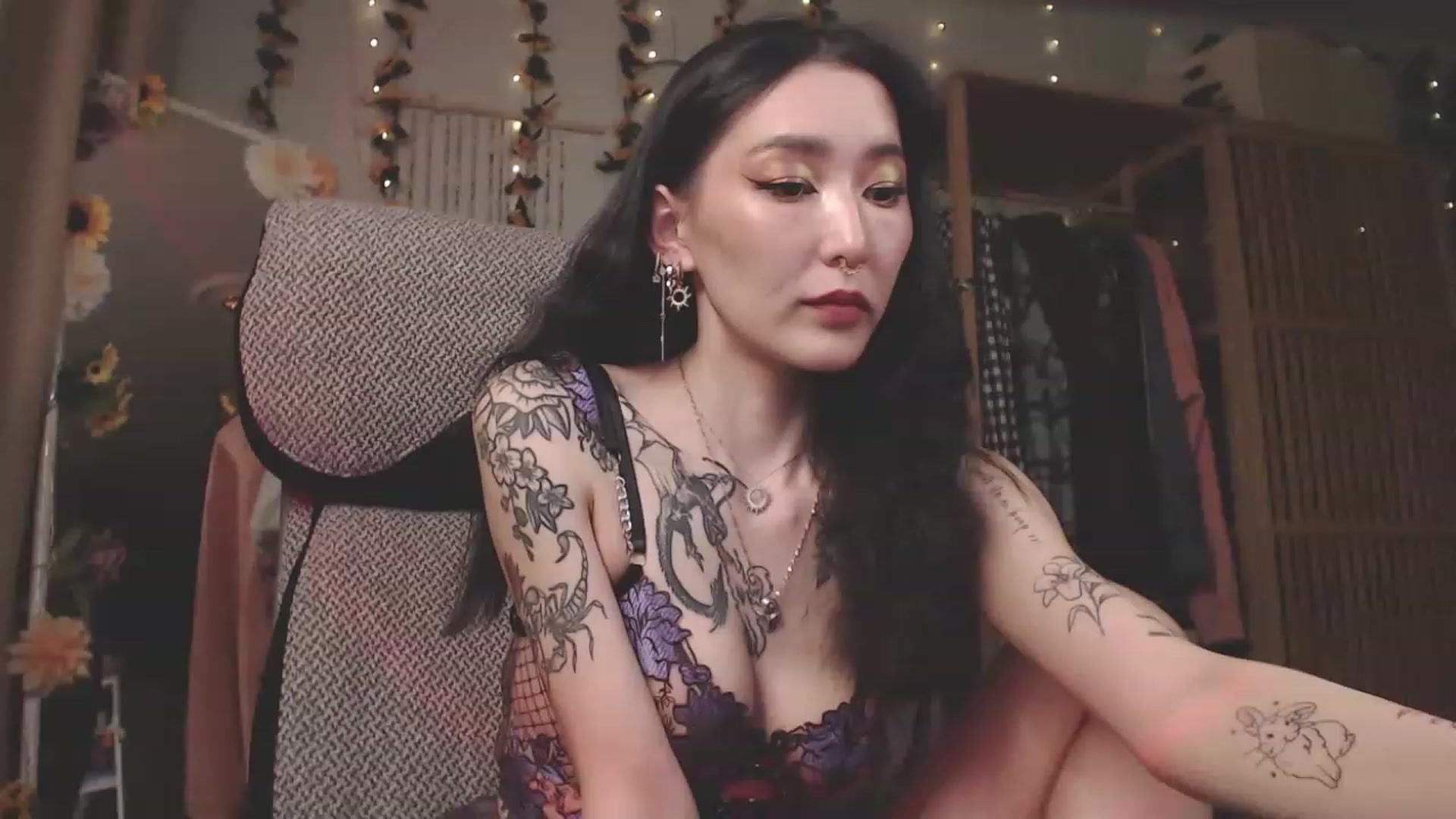 Gallery image thumbnail from KellyAsian's myfreecams stream on, 04/08/2023, 16:09 image 16 of 20