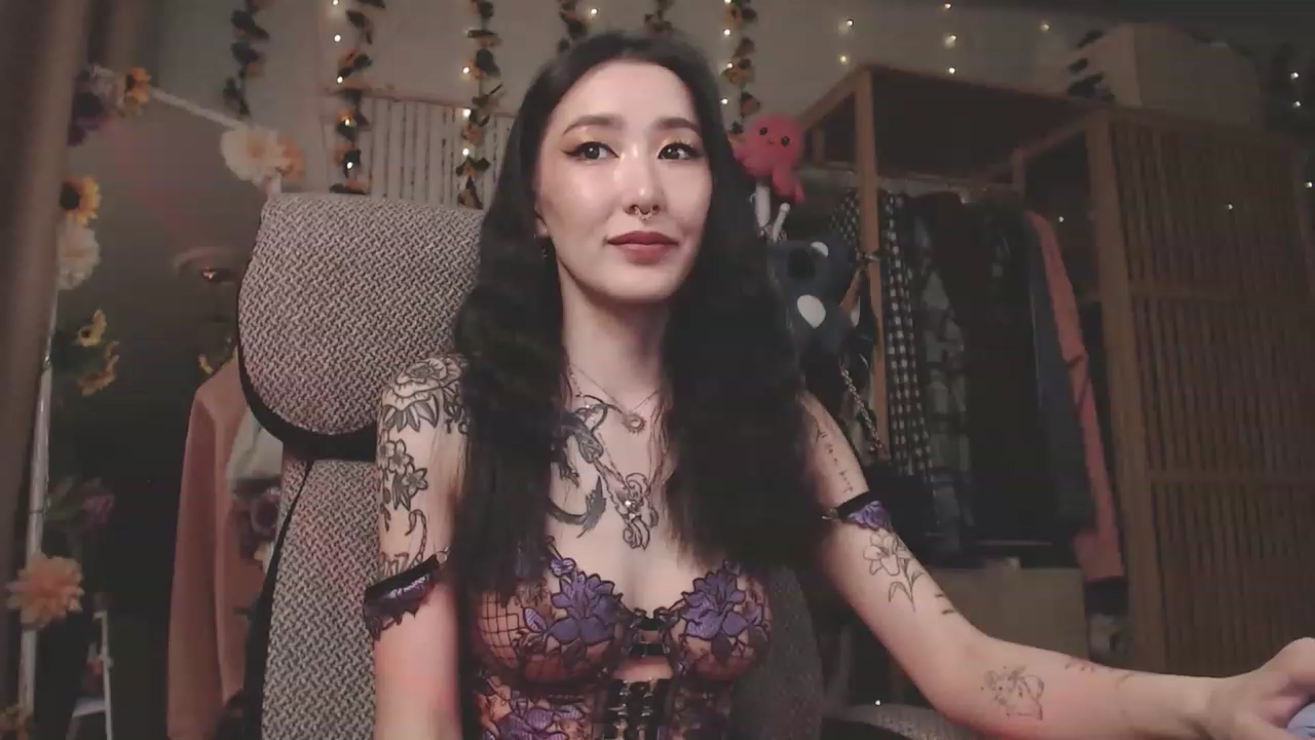 Gallery image thumbnail from KellyAsian's myfreecams stream on, 04/08/2023, 16:09 image 2 of 20
