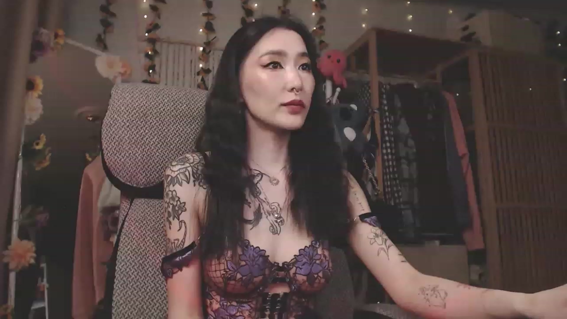 Gallery image thumbnail from KellyAsian's myfreecams stream on, 04/08/2023, 16:09 image 3 of 20