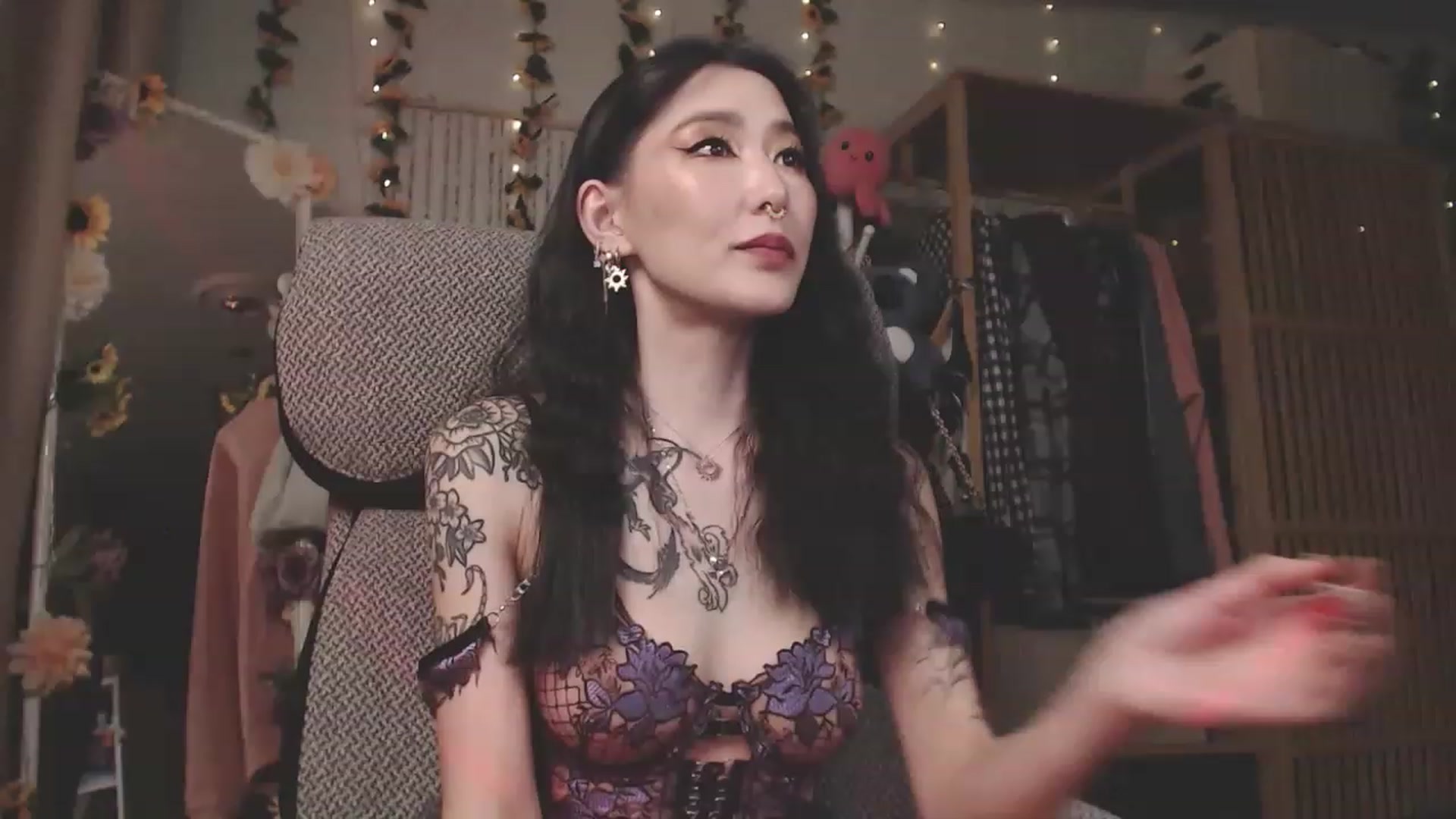 Gallery image thumbnail from KellyAsian's myfreecams stream on, 04/08/2023, 16:09 image 6 of 20