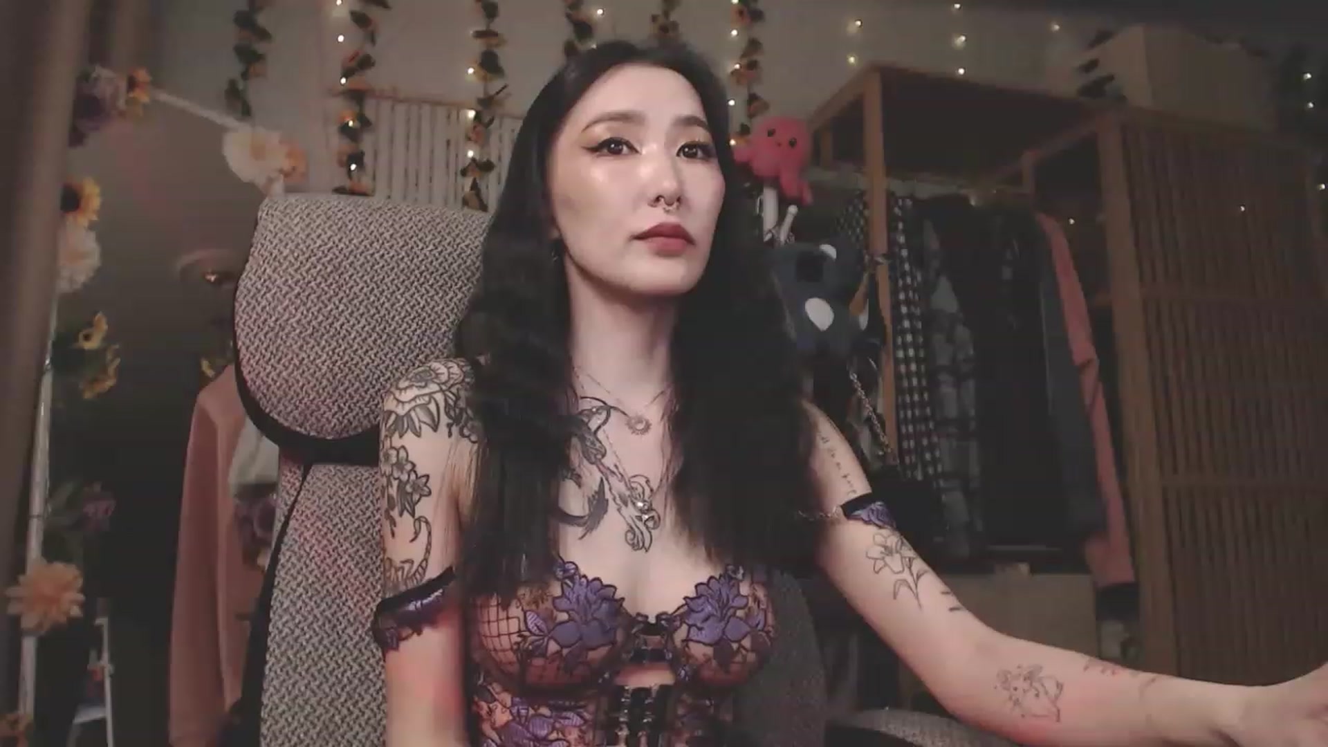 Gallery image thumbnail from KellyAsian's myfreecams stream on, 04/08/2023, 16:09 image 4 of 20