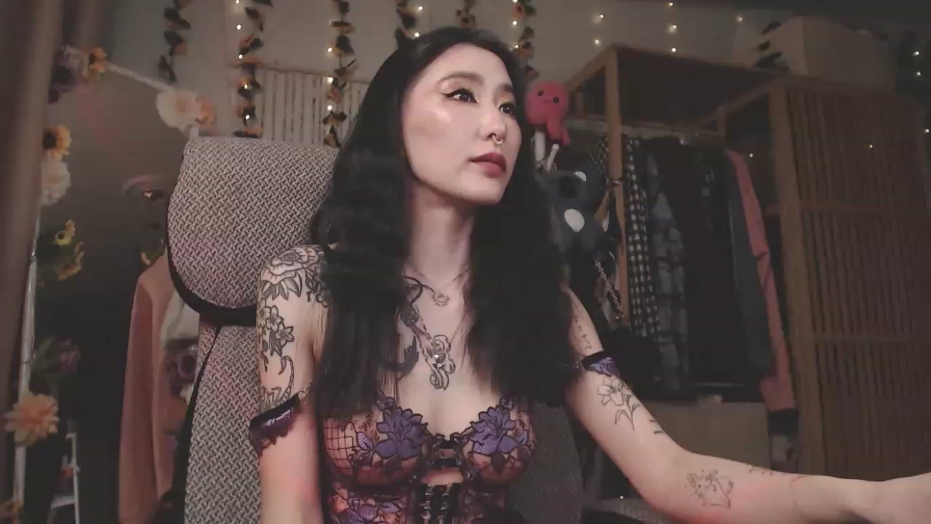 Gallery image thumbnail from KellyAsian's myfreecams stream on, 04/08/2023, 16:09 image 1 of 20