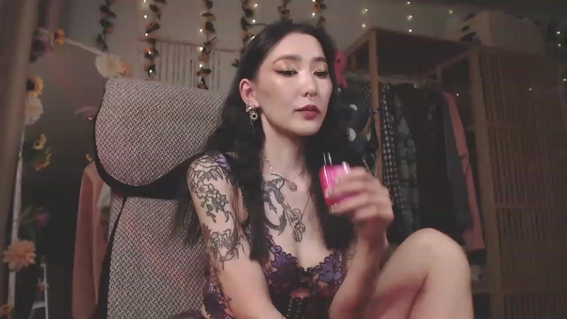Gallery image thumbnail from KellyAsian's myfreecams stream on, 04/08/2023, 16:09 image 20 of 20