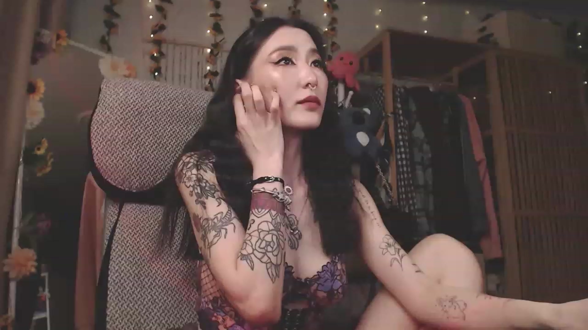 Gallery image thumbnail from KellyAsian's myfreecams stream on, 04/08/2023, 16:09 image 19 of 20