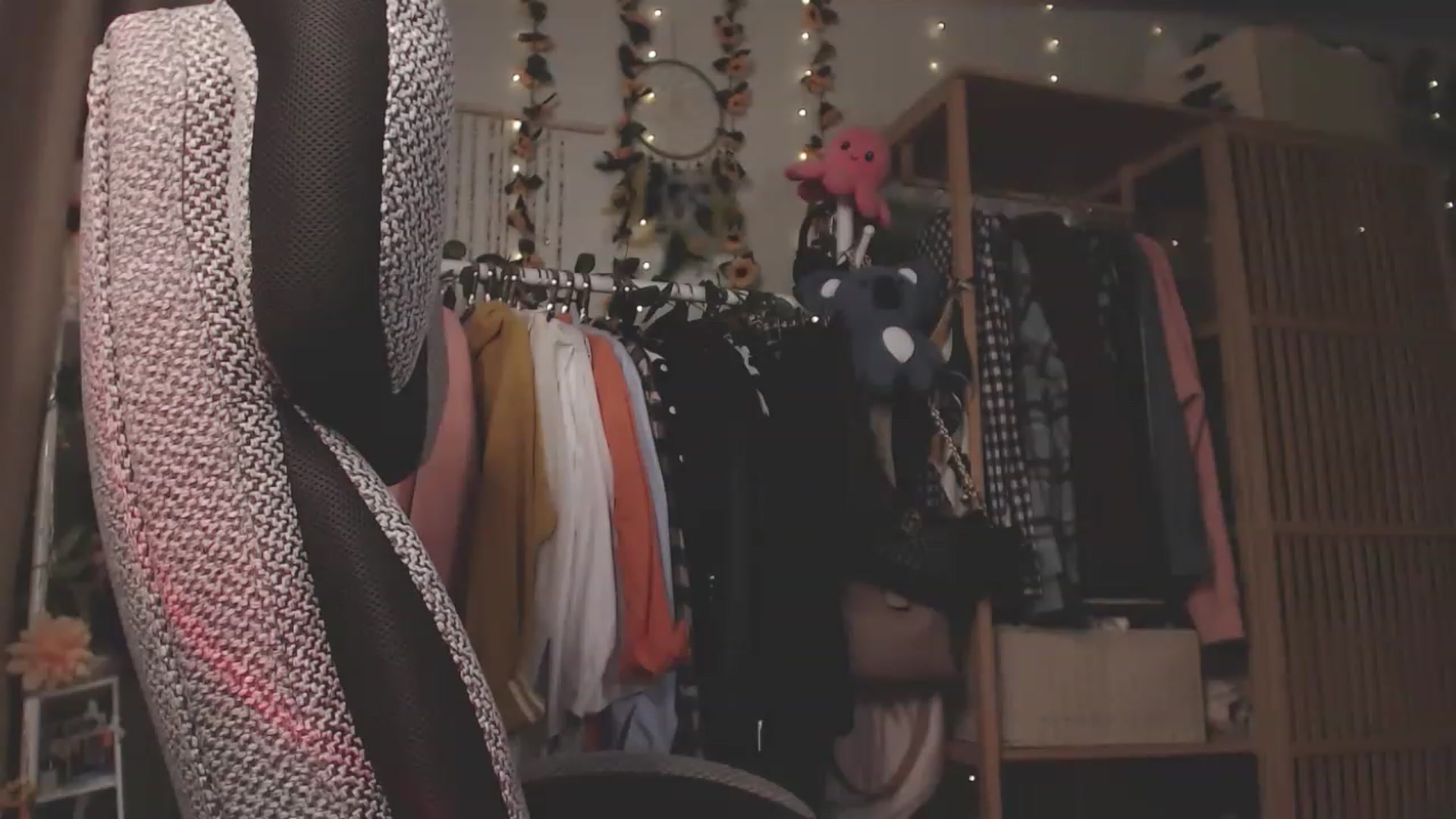 Gallery image thumbnail from KellyAsian's myfreecams stream on, 04/08/2023, 16:09 image 14 of 20