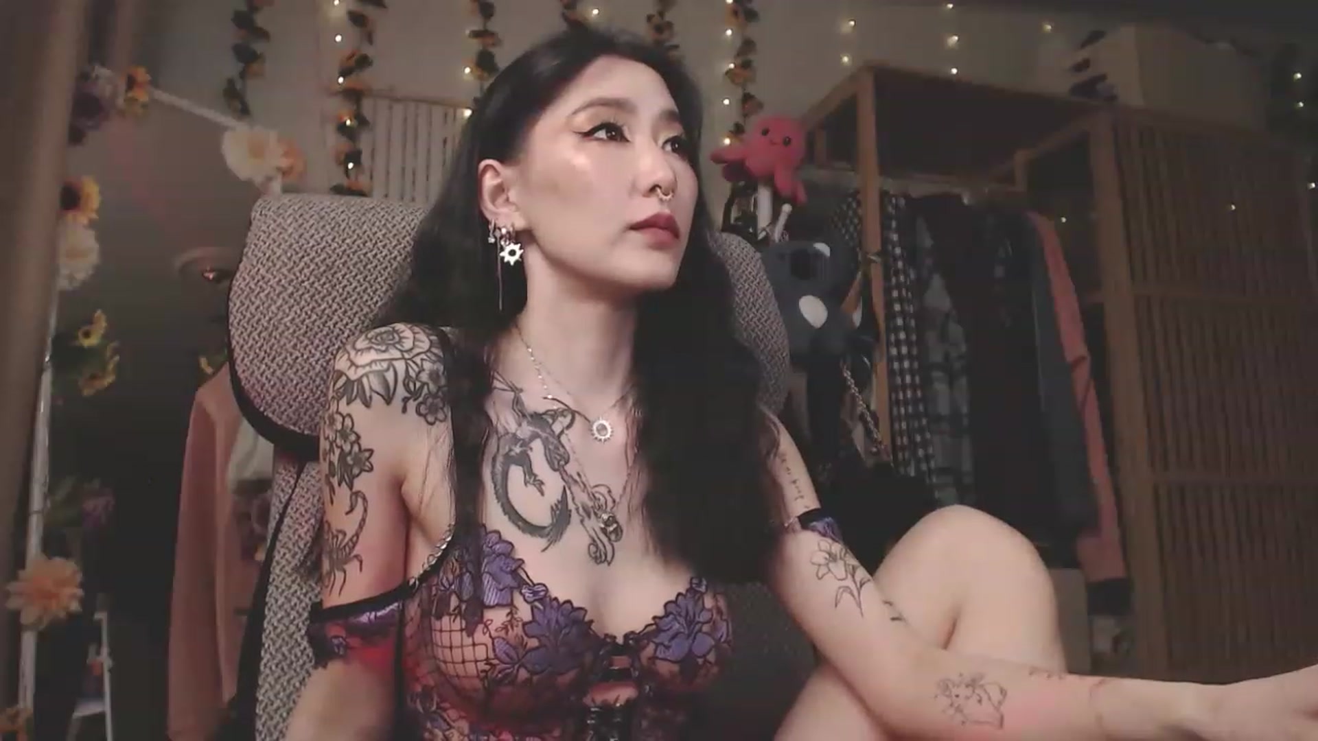 Gallery image thumbnail from KellyAsian's myfreecams stream on, 04/08/2023, 16:09 image 12 of 20