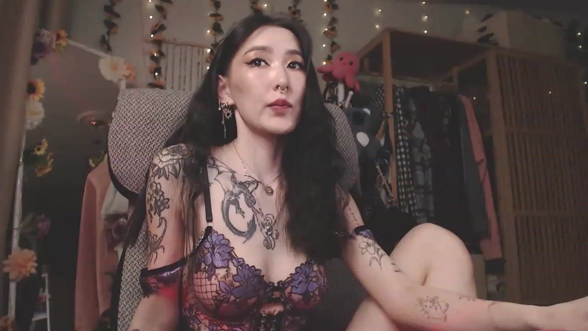 Gallery image thumbnail from KellyAsian's myfreecams stream on, 04/08/2023, 16:09 image 11 of 20
