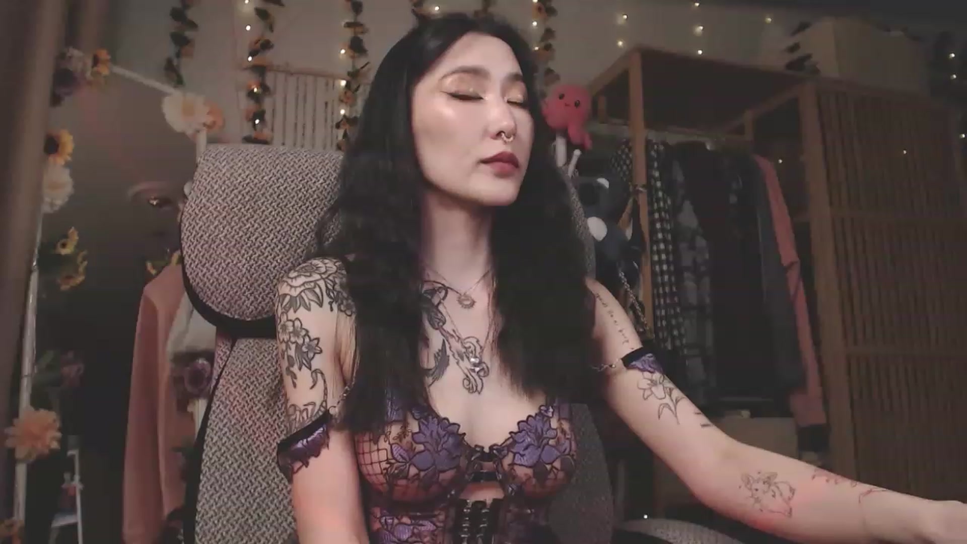 Gallery image thumbnail from KellyAsian's myfreecams stream on, 04/08/2023, 16:09 image 5 of 20