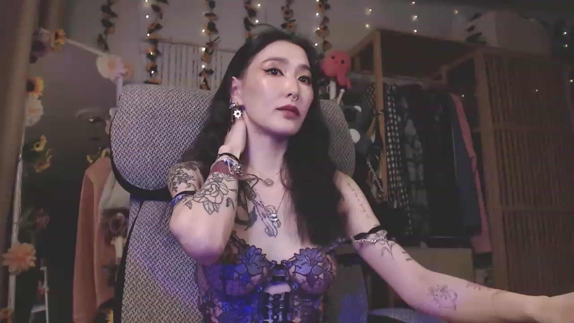 Gallery image thumbnail from KellyAsian's myfreecams stream on, 04/08/2023, 17:44 image 12 of 20