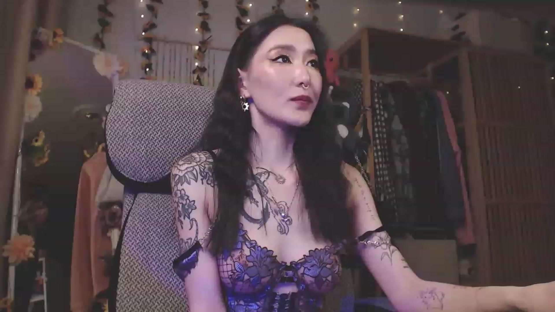 Gallery image thumbnail from KellyAsian's myfreecams stream on, 04/08/2023, 17:44 image 9 of 20