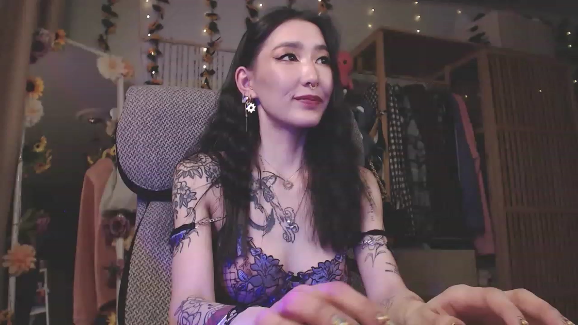 Gallery image thumbnail from KellyAsian's myfreecams stream on, 04/08/2023, 17:44 image 1 of 20