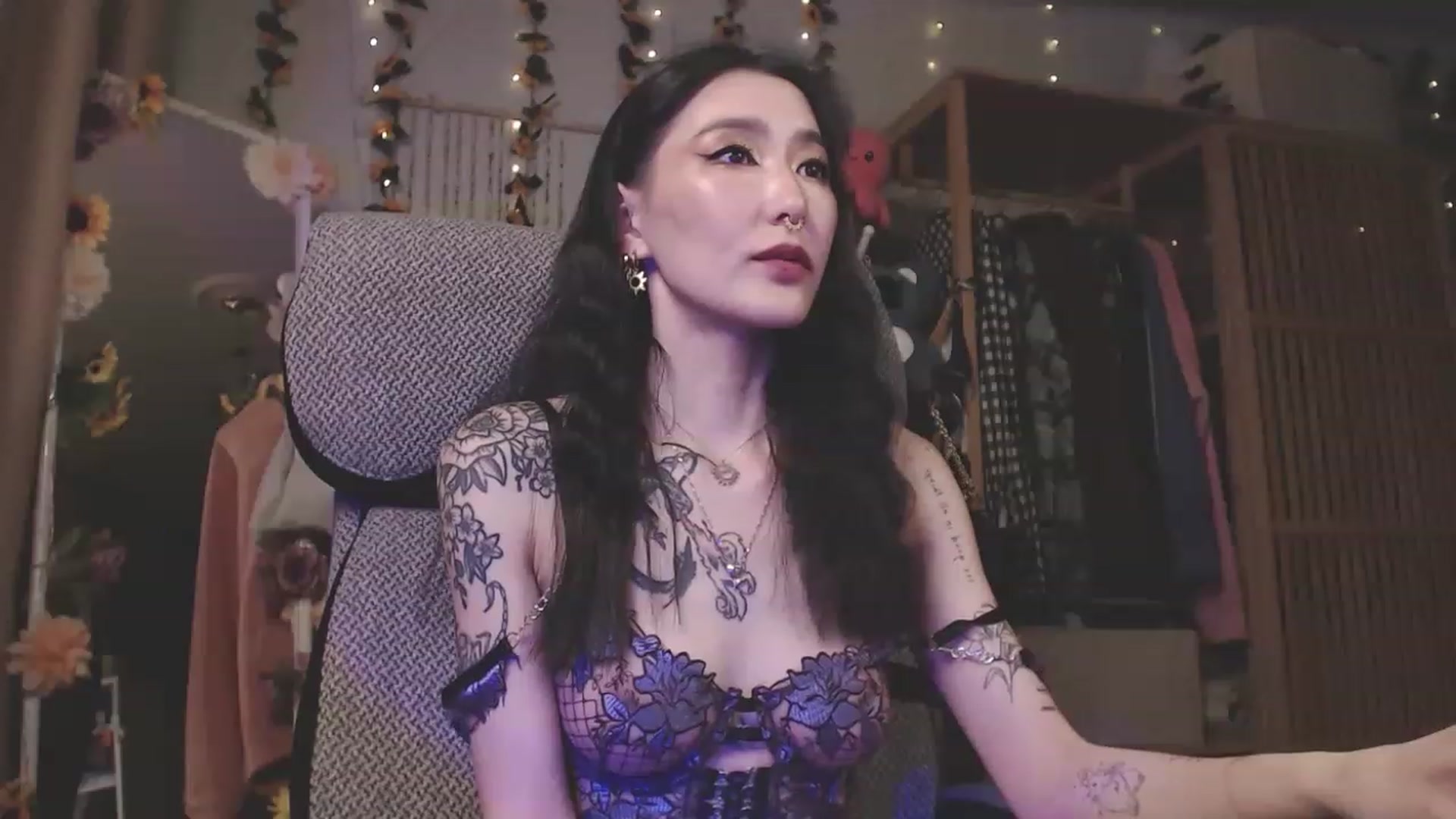 Gallery image thumbnail from KellyAsian's myfreecams stream on, 04/08/2023, 17:44 image 11 of 20