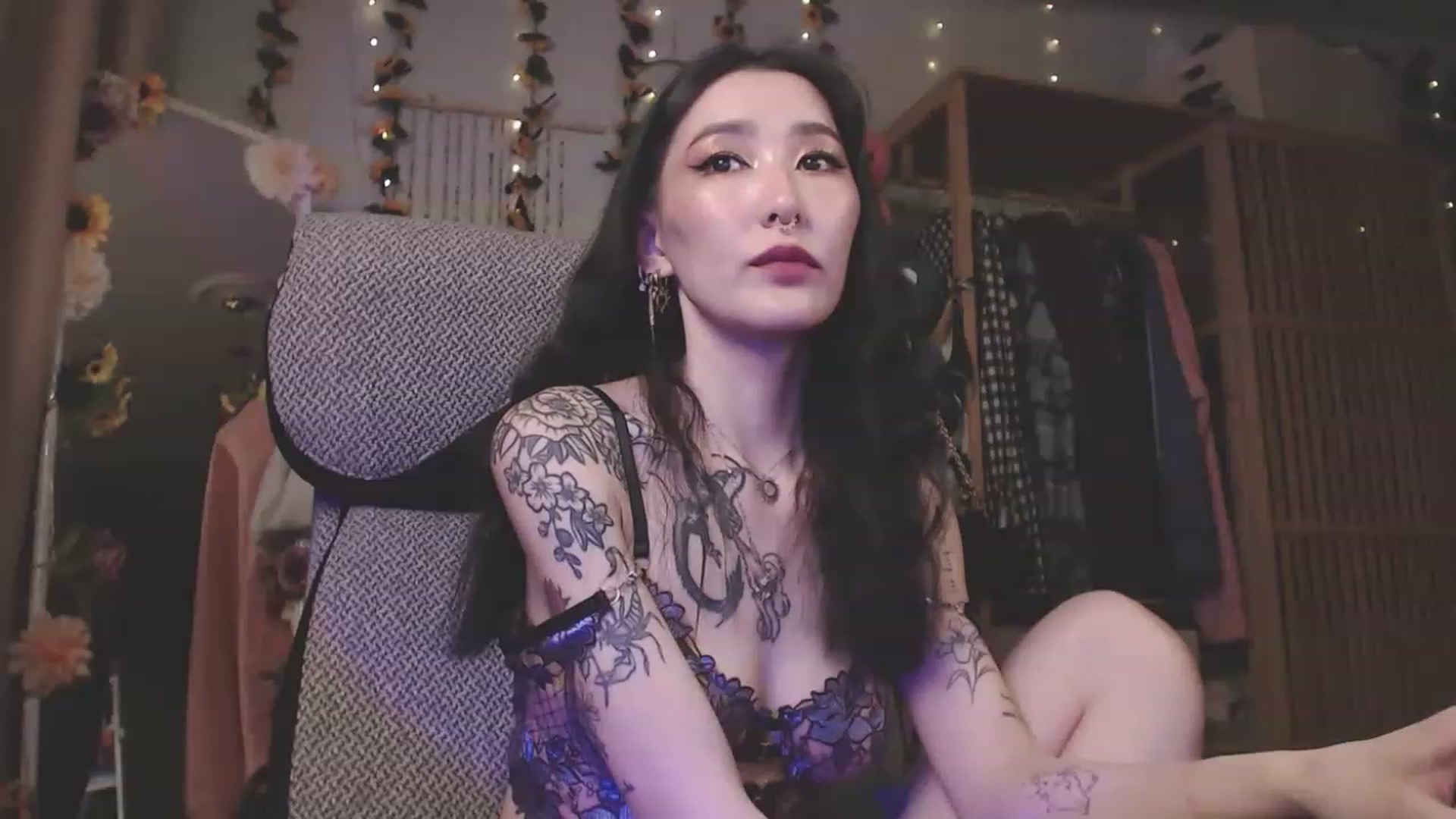 Gallery image thumbnail from KellyAsian's myfreecams stream on, 04/08/2023, 17:44 image 17 of 20