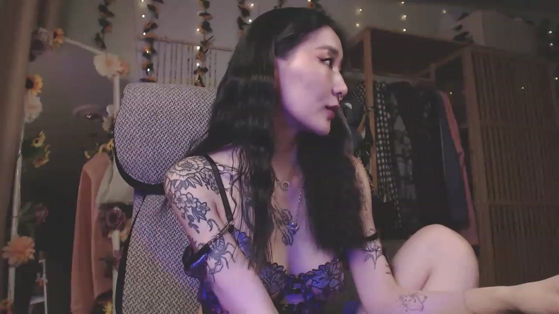 Gallery image thumbnail from KellyAsian's myfreecams stream on, 04/08/2023, 17:44 image 4 of 20