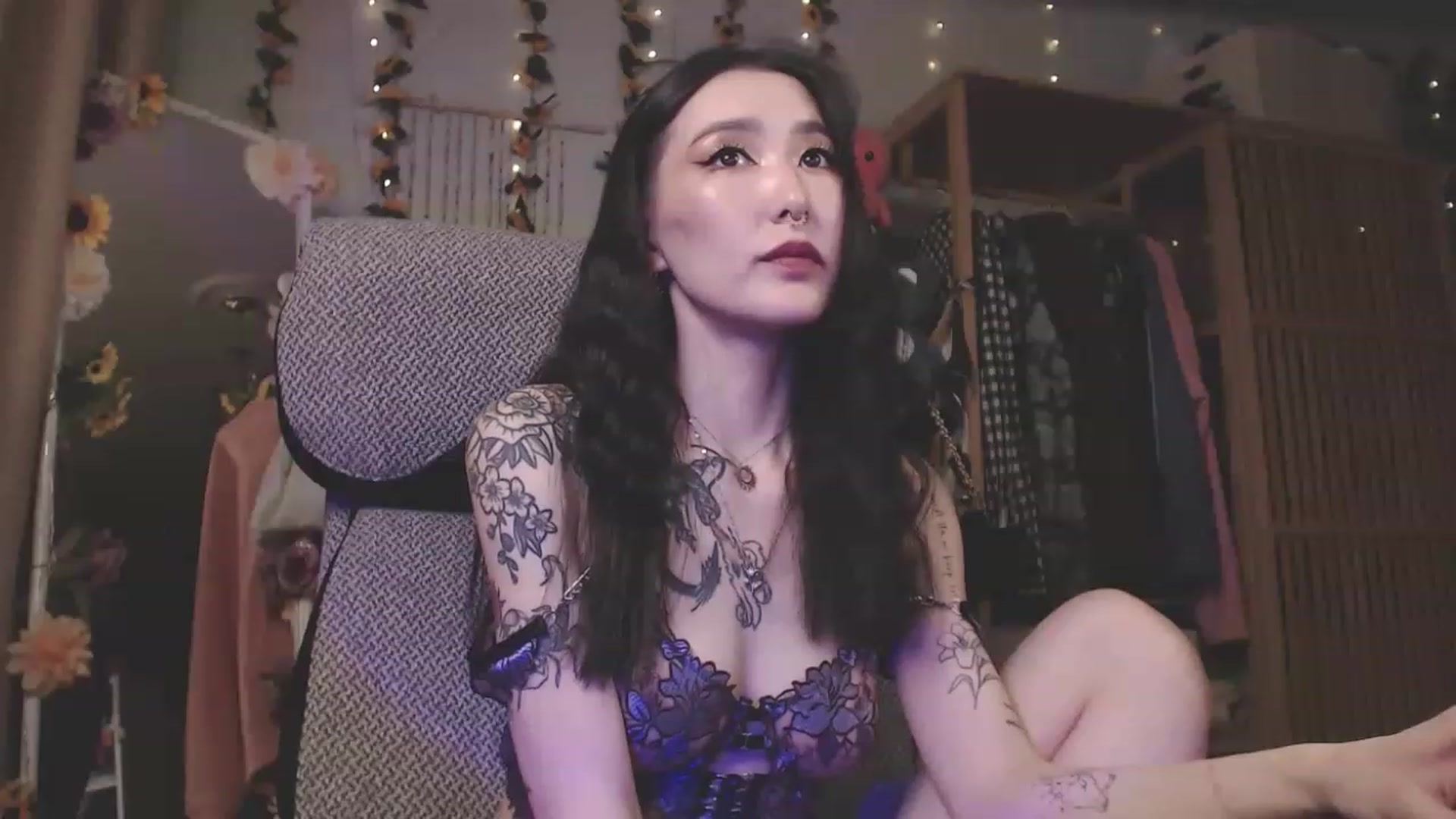 Gallery image thumbnail from KellyAsian's myfreecams stream on, 04/08/2023, 17:44 image 16 of 20