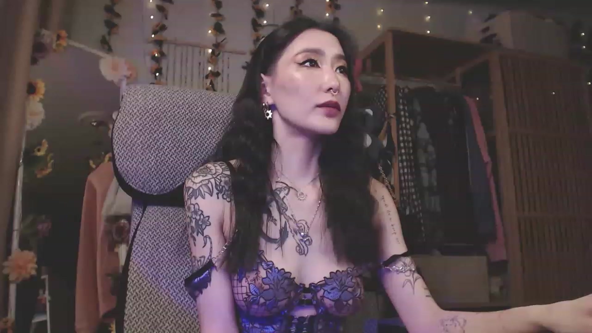 Gallery image thumbnail from KellyAsian's myfreecams stream on, 04/08/2023, 17:44 image 10 of 20