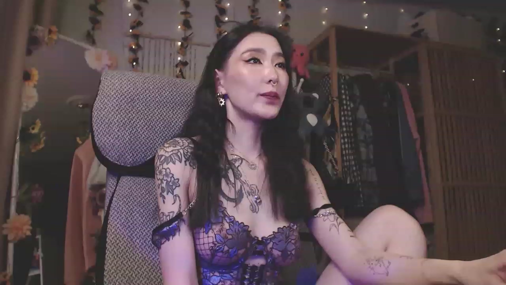 Gallery image thumbnail from KellyAsian's myfreecams stream on, 04/08/2023, 17:44 image 7 of 20