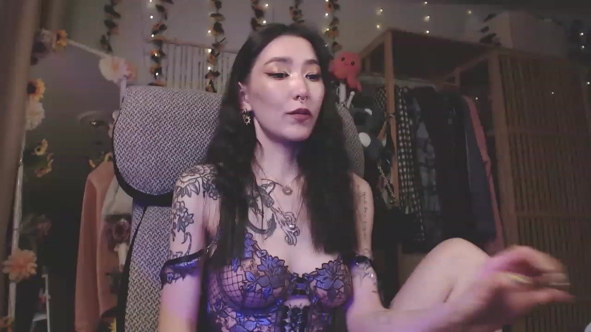 Gallery image thumbnail from KellyAsian's myfreecams stream on, 04/08/2023, 17:44 image 6 of 20