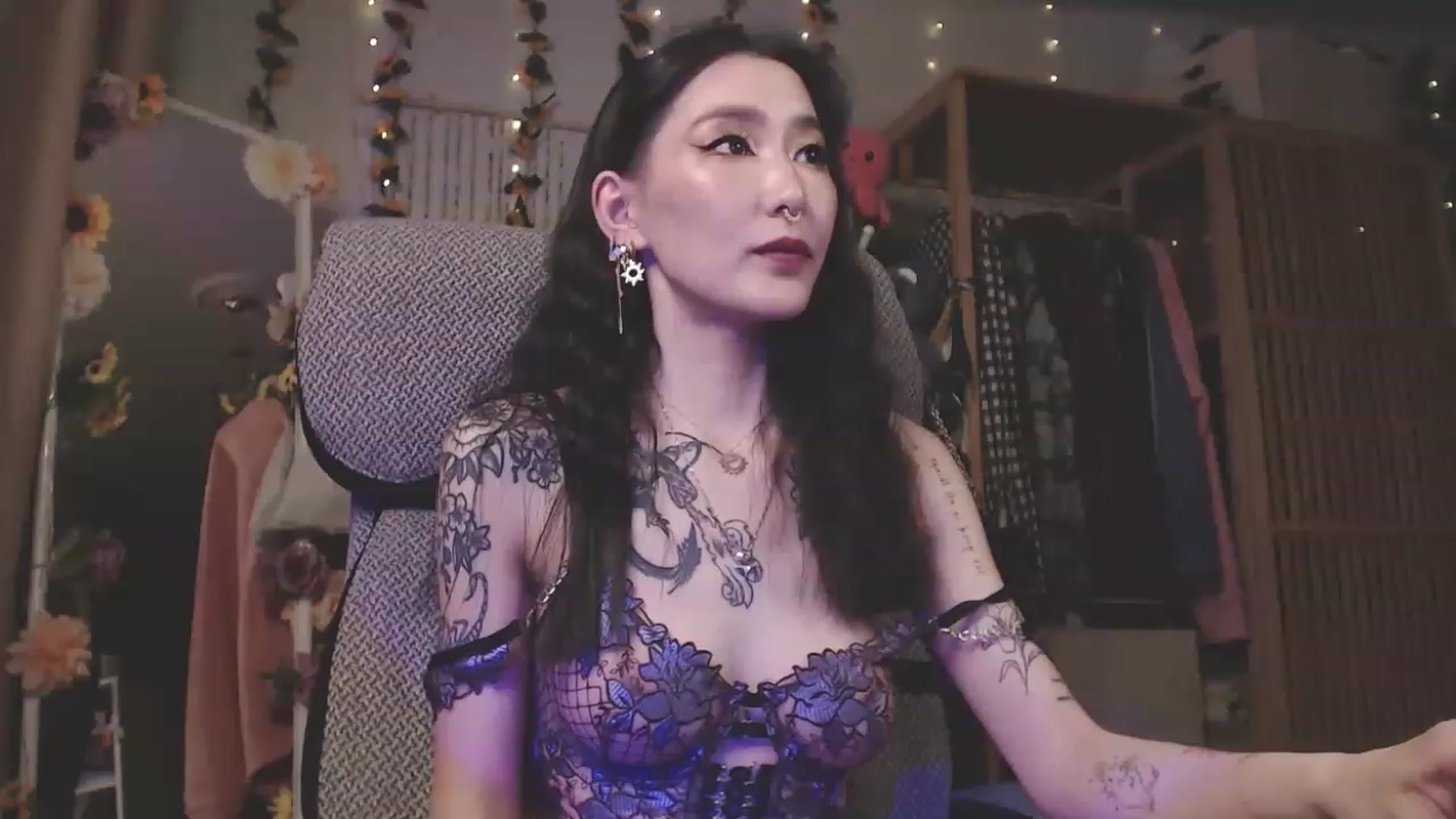 Gallery image thumbnail from KellyAsian's myfreecams stream on, 04/08/2023, 17:44 image 2 of 20