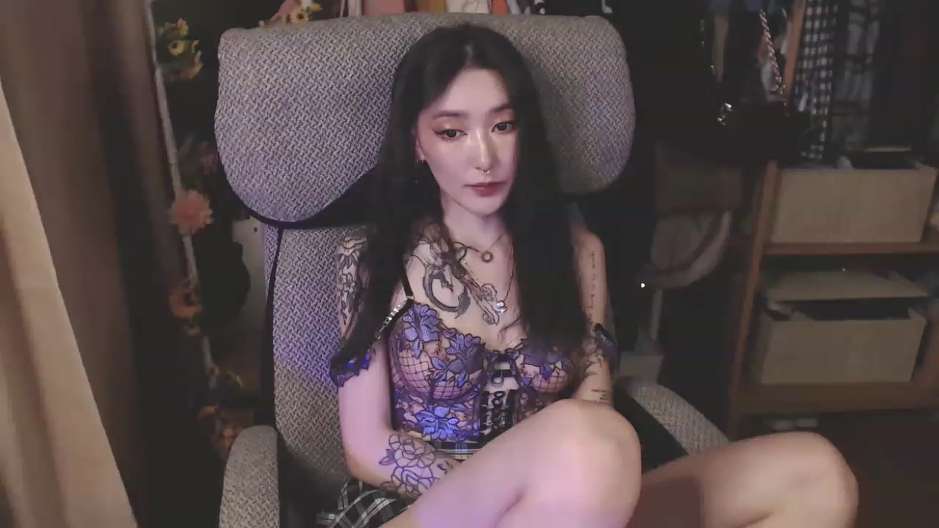 Gallery image thumbnail from KellyAsian's myfreecams stream on, 04/08/2023, 19:03 image 2 of 20
