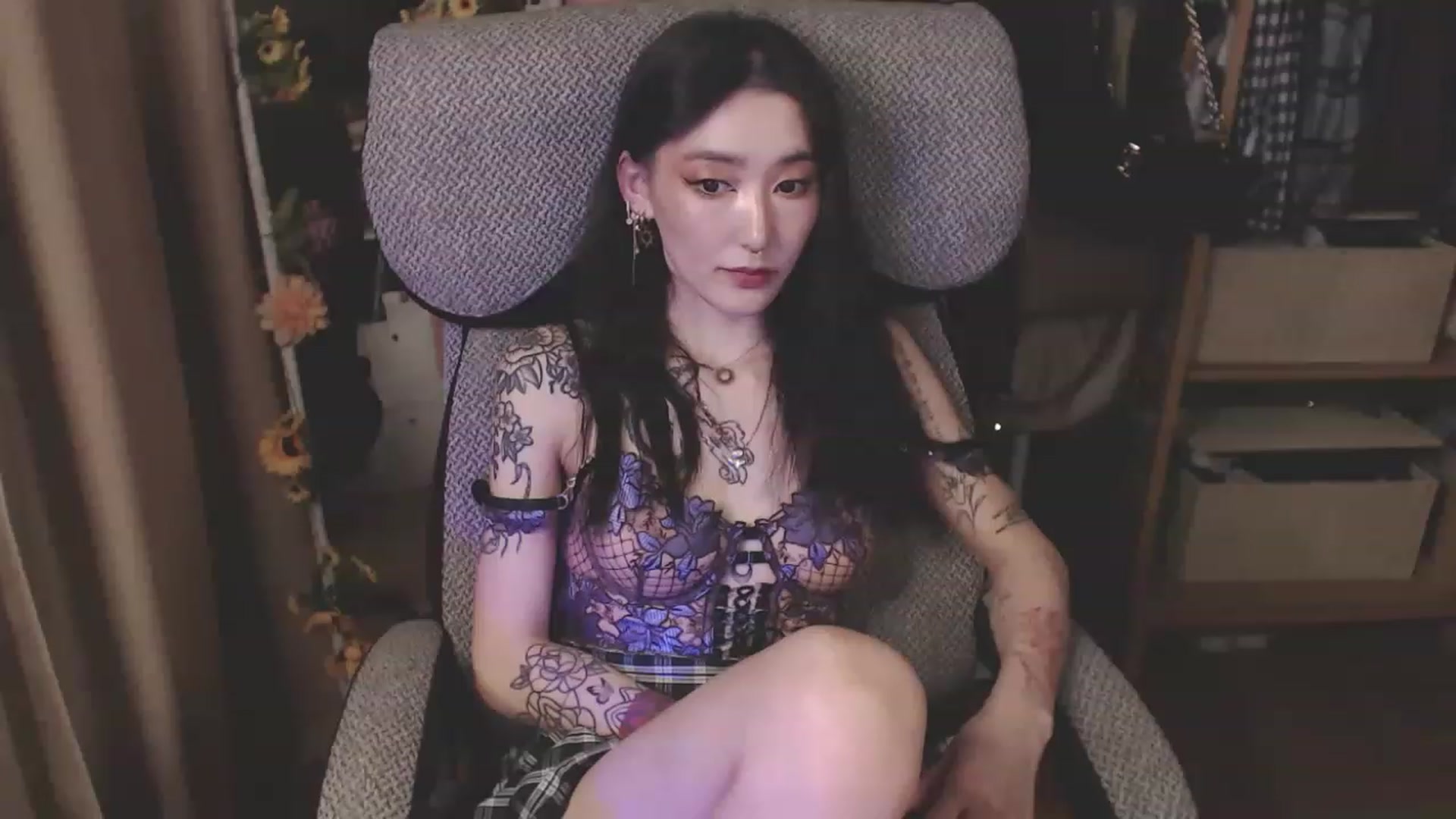 Gallery image thumbnail from KellyAsian's myfreecams stream on, 04/08/2023, 19:03 image 19 of 20