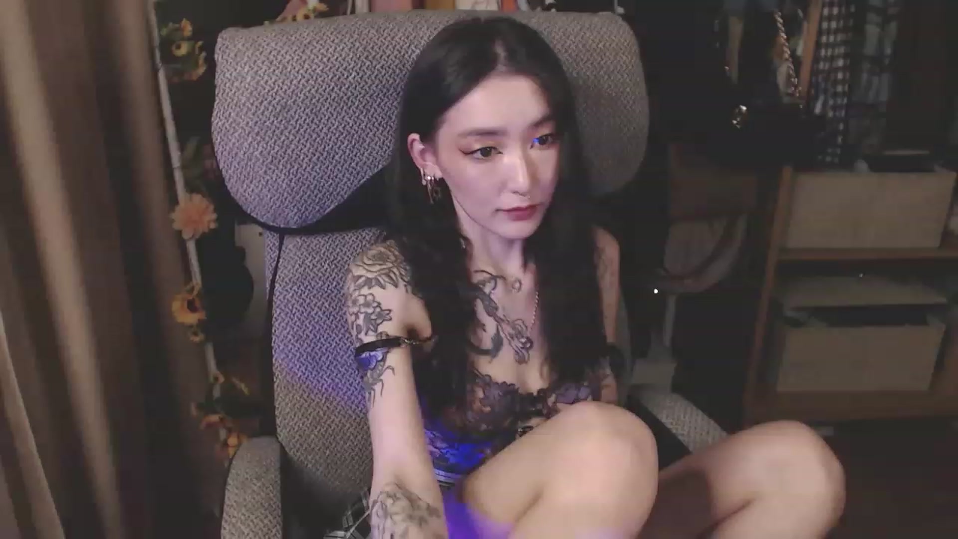 Gallery image thumbnail from KellyAsian's myfreecams stream on, 04/08/2023, 19:03 image 7 of 20