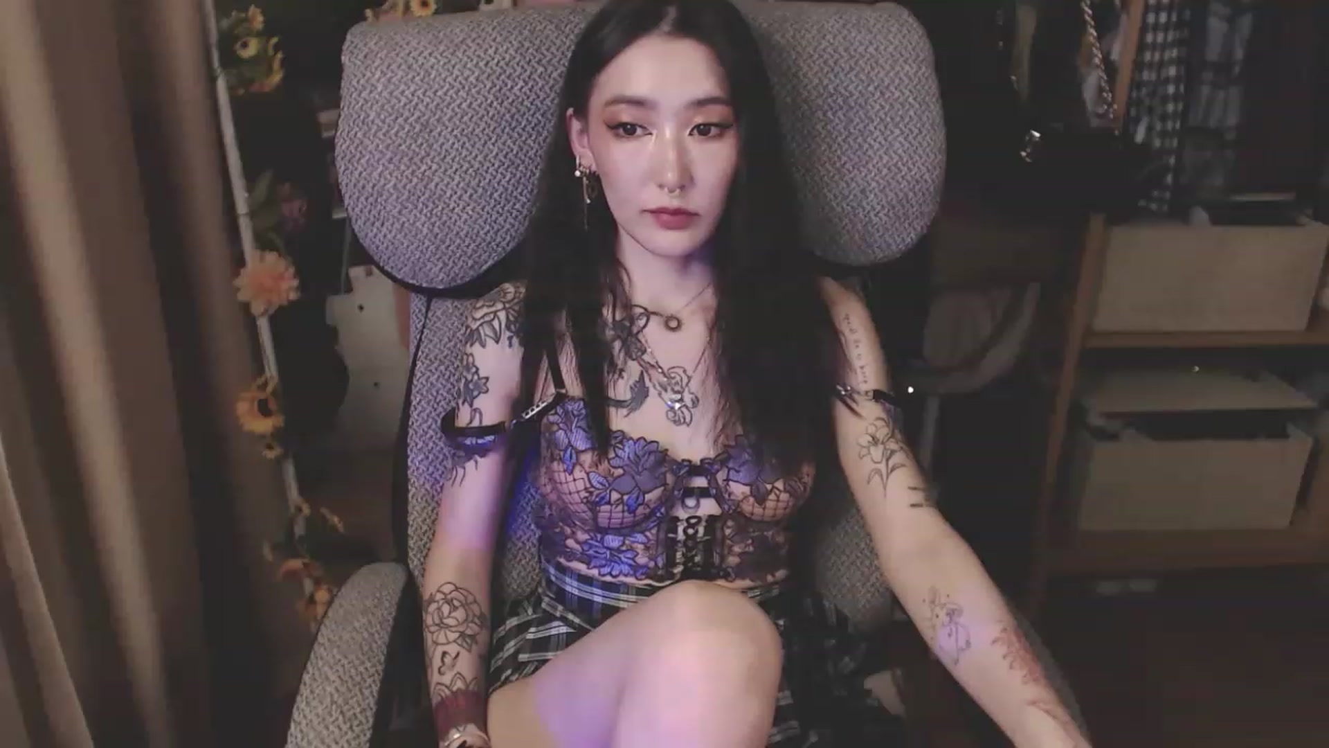 Gallery image thumbnail from KellyAsian's myfreecams stream on, 04/08/2023, 19:03 image 15 of 20