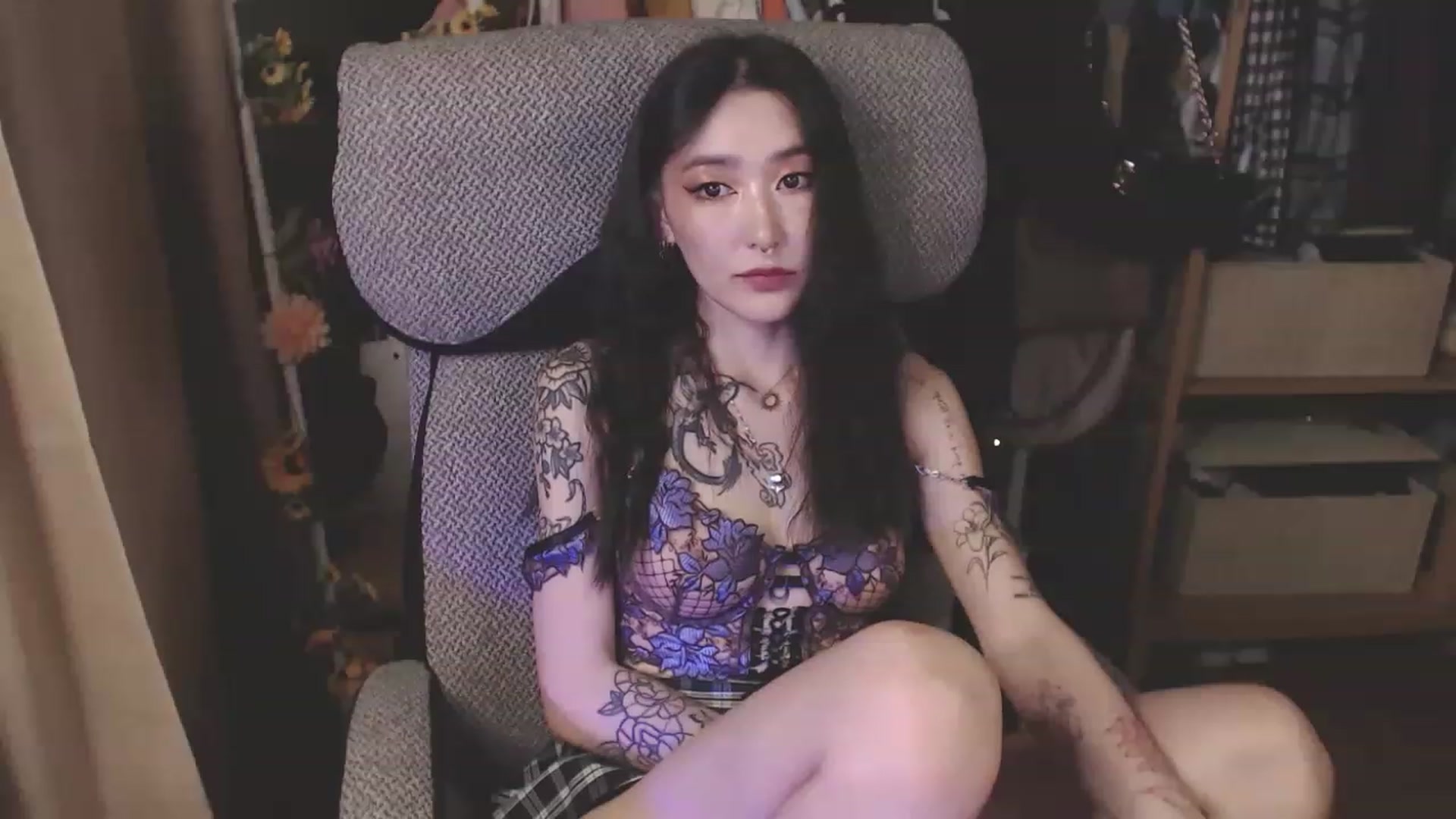 Gallery image thumbnail from KellyAsian's myfreecams stream on, 04/08/2023, 19:03 image 5 of 20