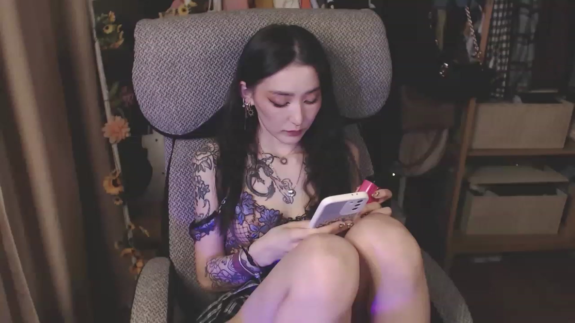 Gallery image thumbnail from KellyAsian's myfreecams stream on, 04/08/2023, 19:03 image 11 of 20