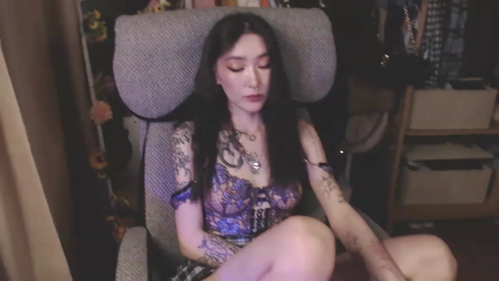 Gallery image thumbnail from KellyAsian's myfreecams stream on, 04/08/2023, 19:03 image 6 of 20