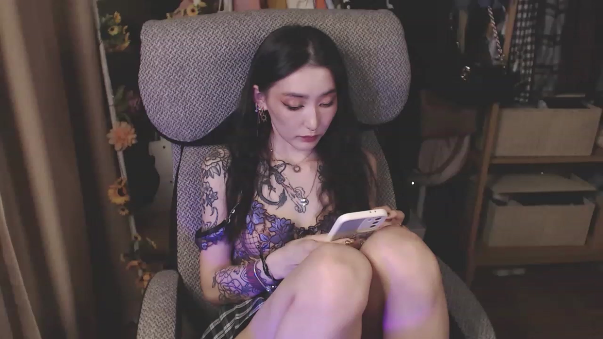 Gallery image thumbnail from KellyAsian's myfreecams stream on, 04/08/2023, 19:03 image 12 of 20