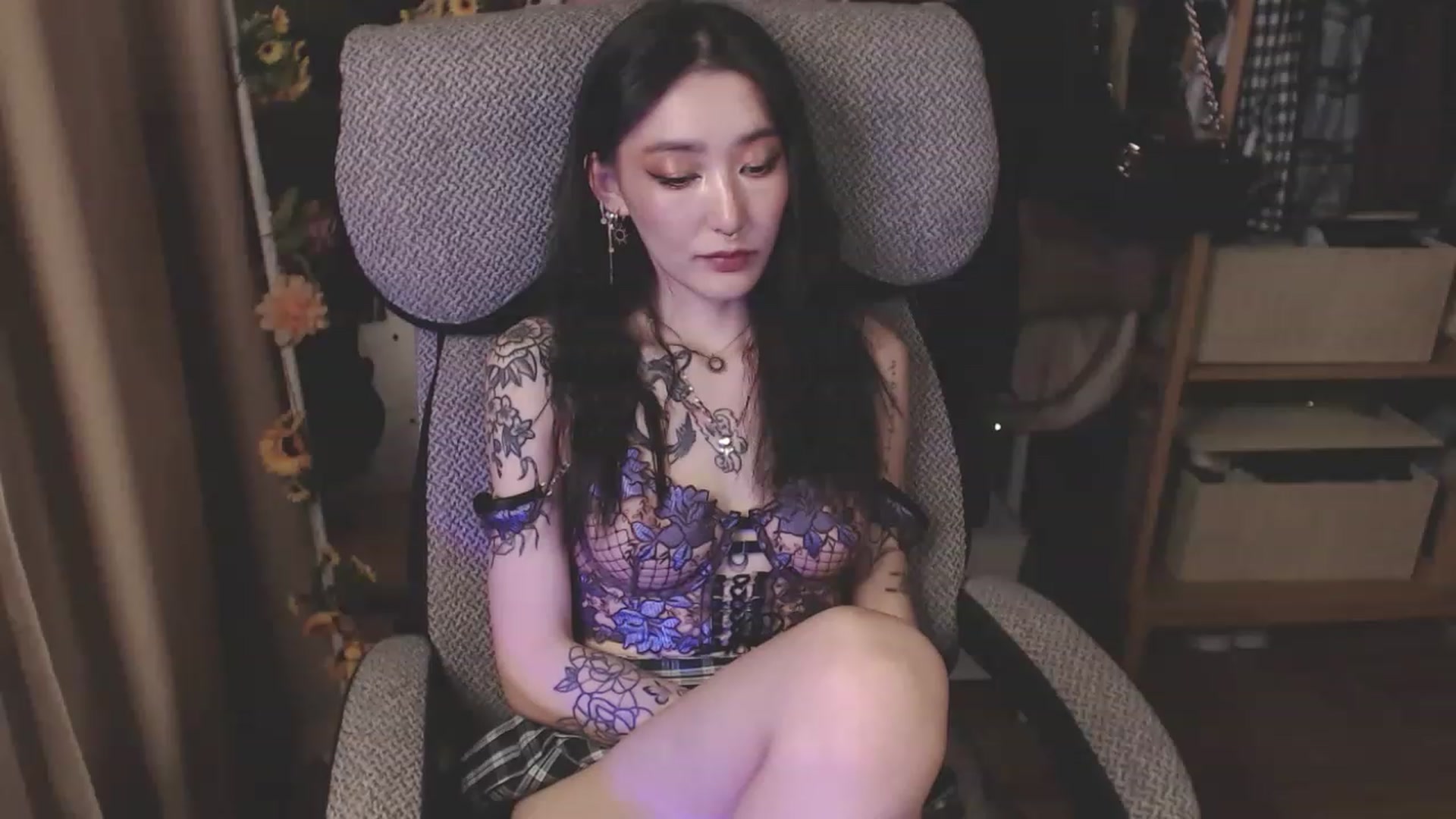 Gallery image thumbnail from KellyAsian's myfreecams stream on, 04/08/2023, 19:03 image 17 of 20