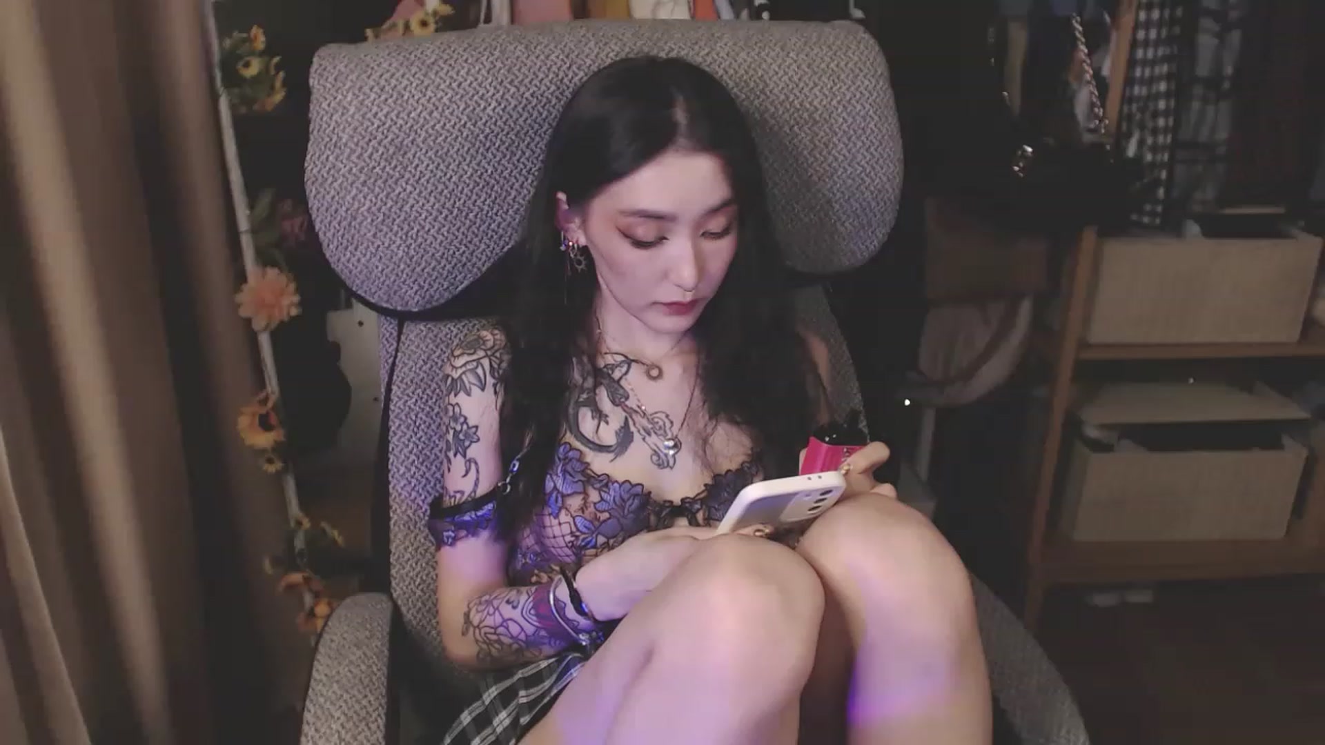 Gallery image thumbnail from KellyAsian's myfreecams stream on, 04/08/2023, 19:03 image 13 of 20