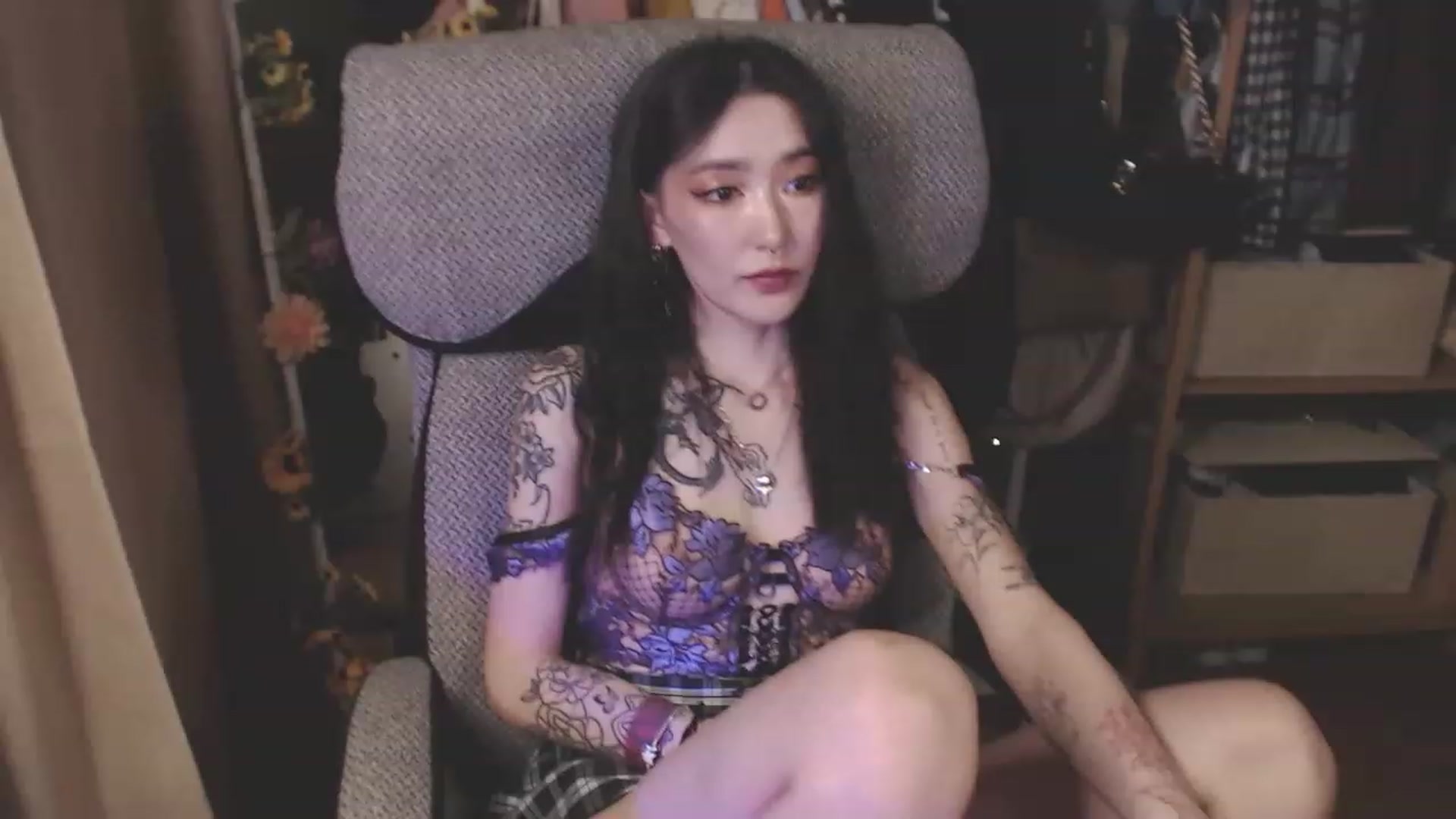 Gallery image thumbnail from KellyAsian's myfreecams stream on, 04/08/2023, 19:03 image 3 of 20