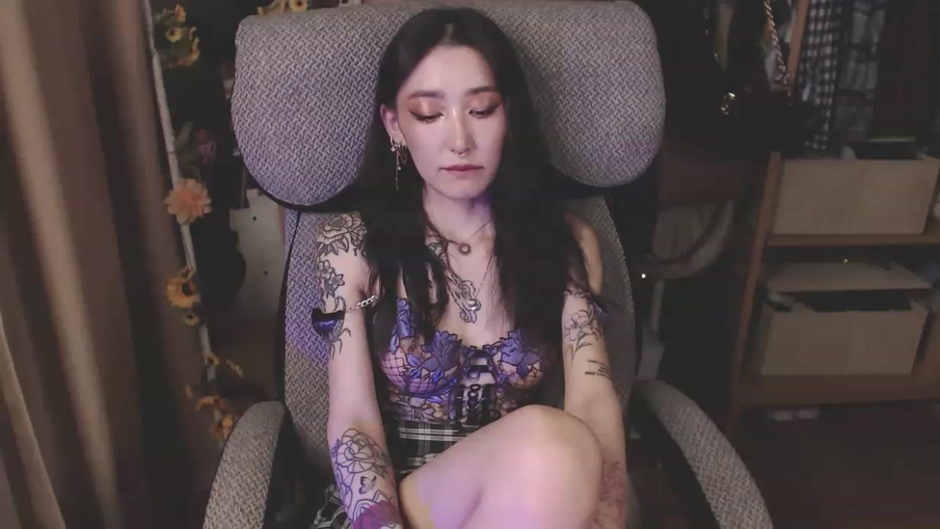Gallery image thumbnail from KellyAsian's myfreecams stream on, 04/08/2023, 19:03 image 20 of 20