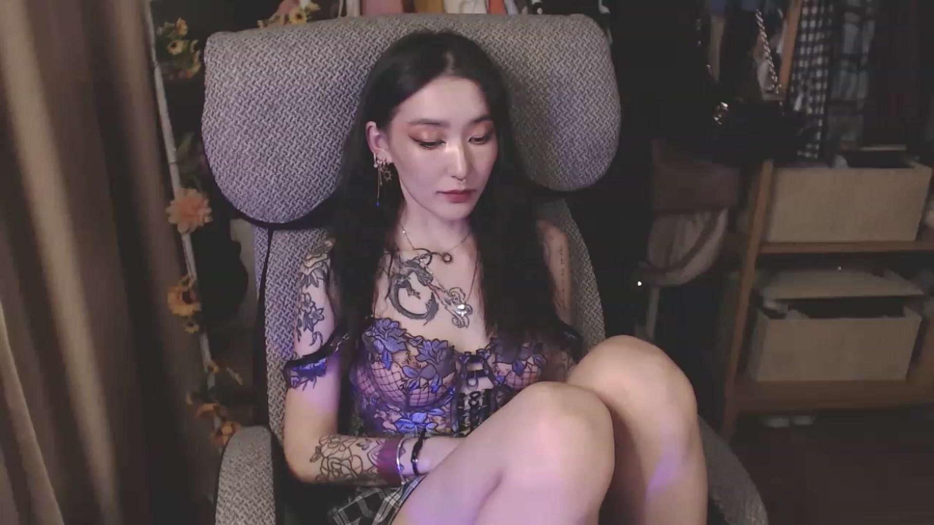 Gallery image thumbnail from KellyAsian's myfreecams stream on, 04/08/2023, 19:03 image 9 of 20