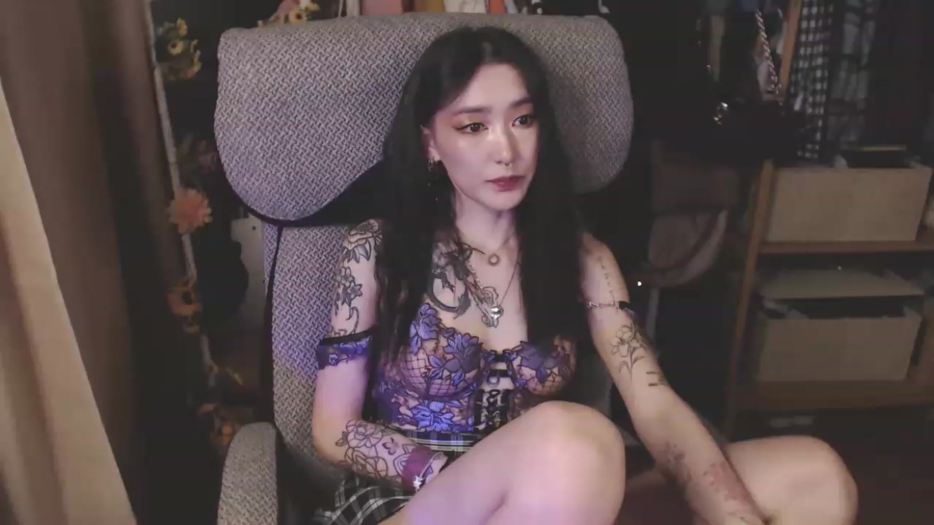 Gallery image thumbnail from KellyAsian's myfreecams stream on, 04/08/2023, 19:03 image 4 of 20
