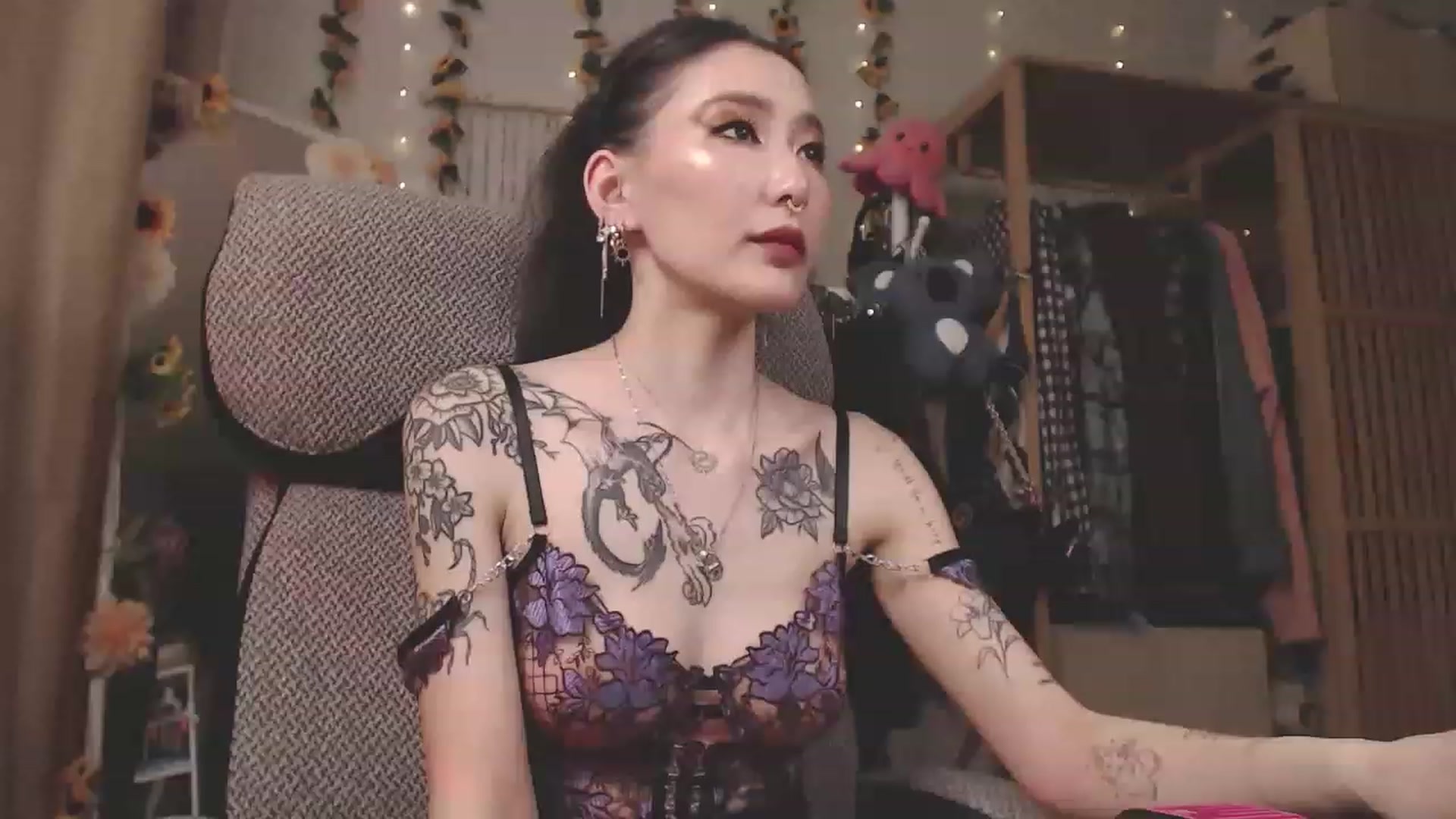 Gallery image thumbnail from KellyAsian's myfreecams stream on, 04/09/2023, 07:53 image 8 of 20