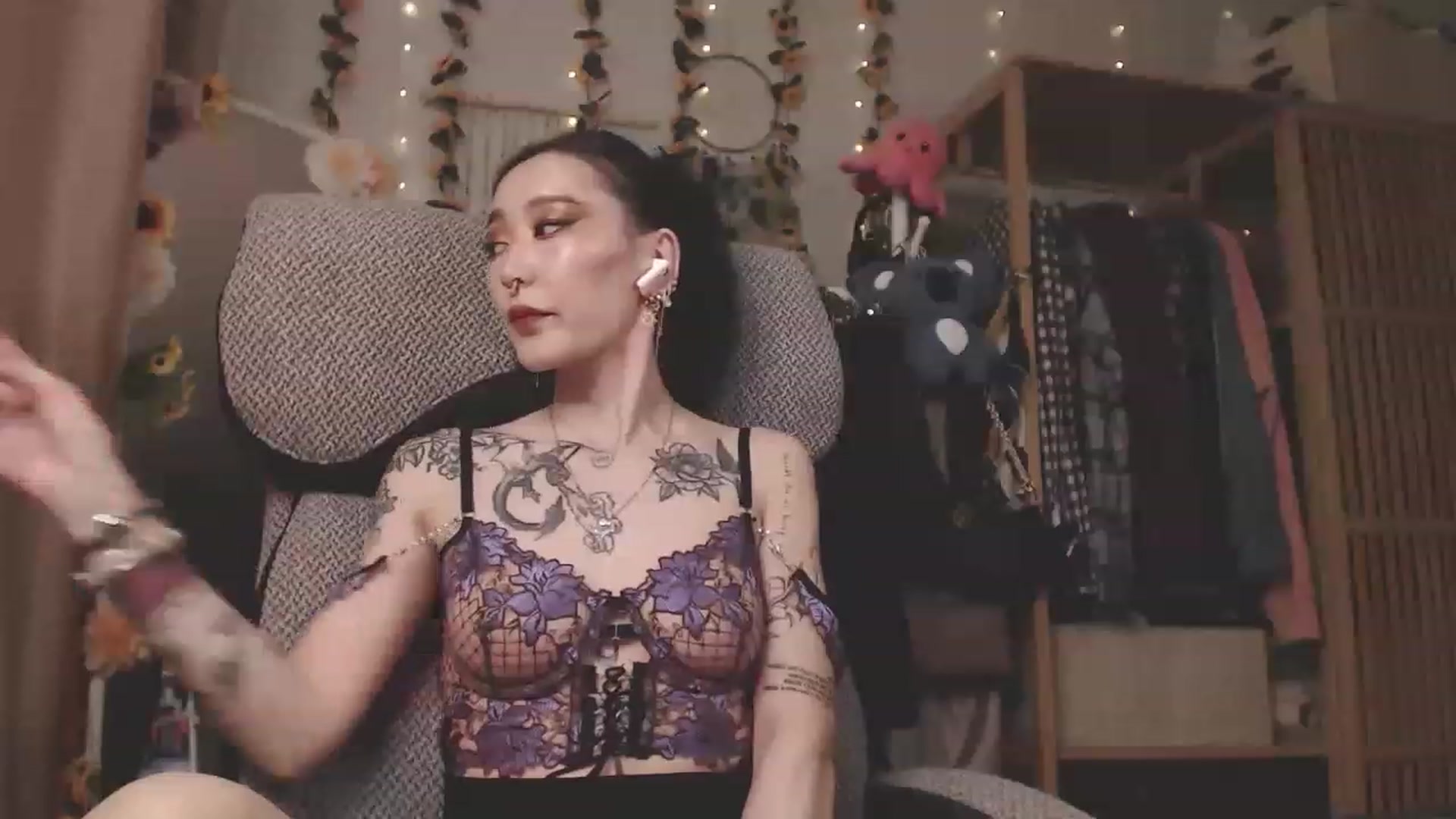 Gallery image thumbnail from KellyAsian's myfreecams stream on, 04/09/2023, 07:53 image 3 of 20