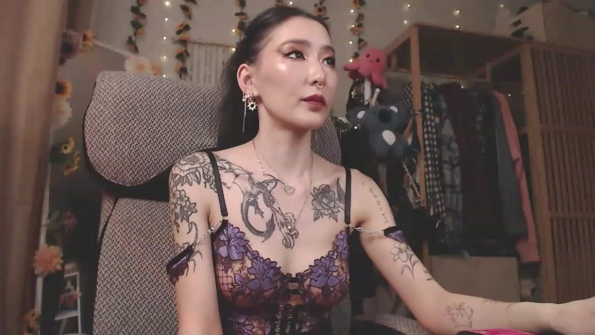 Gallery image thumbnail from KellyAsian's myfreecams stream on, 04/09/2023, 07:53 image 7 of 20